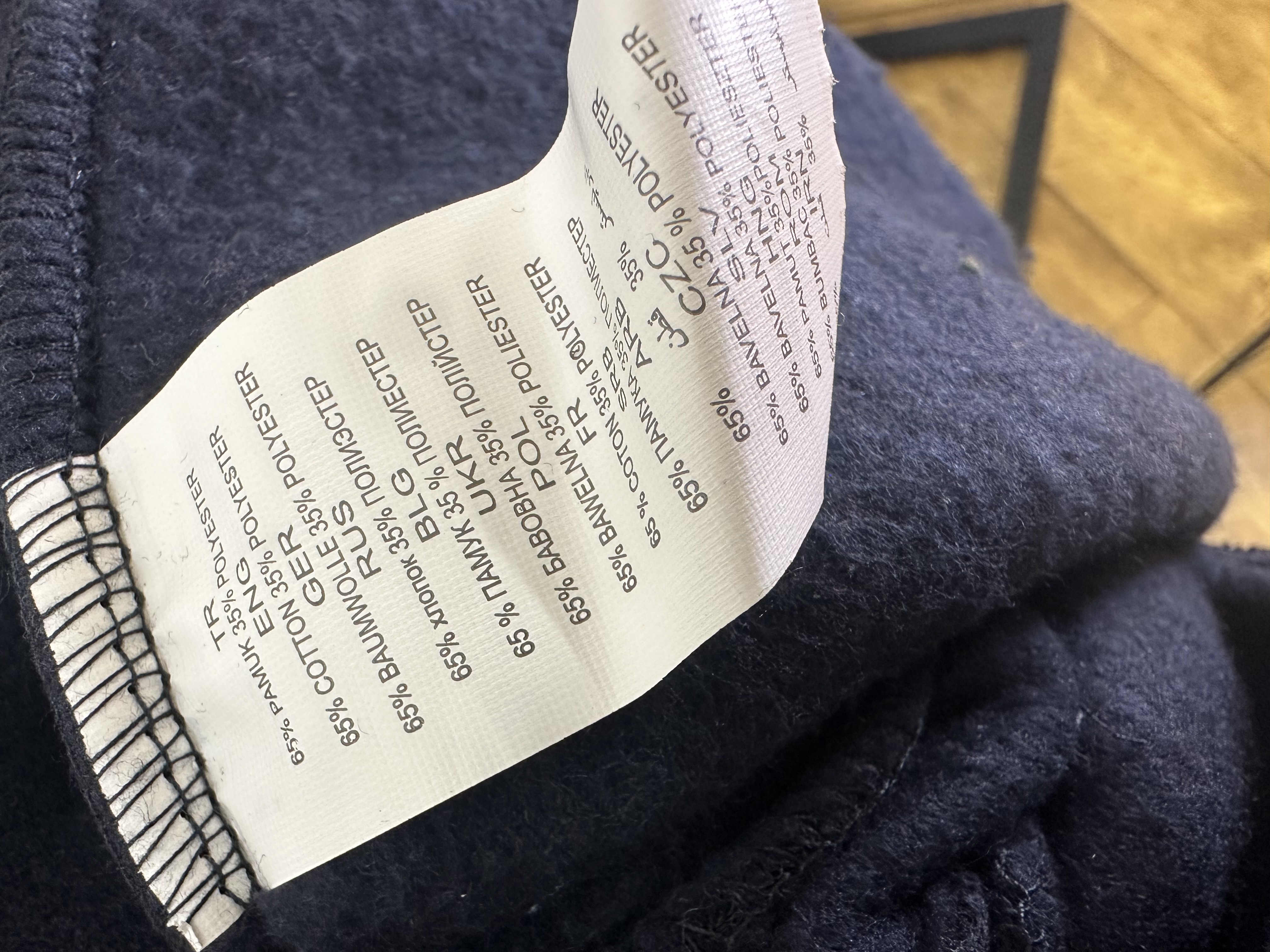 Juodas džemperis su žaibų raštu