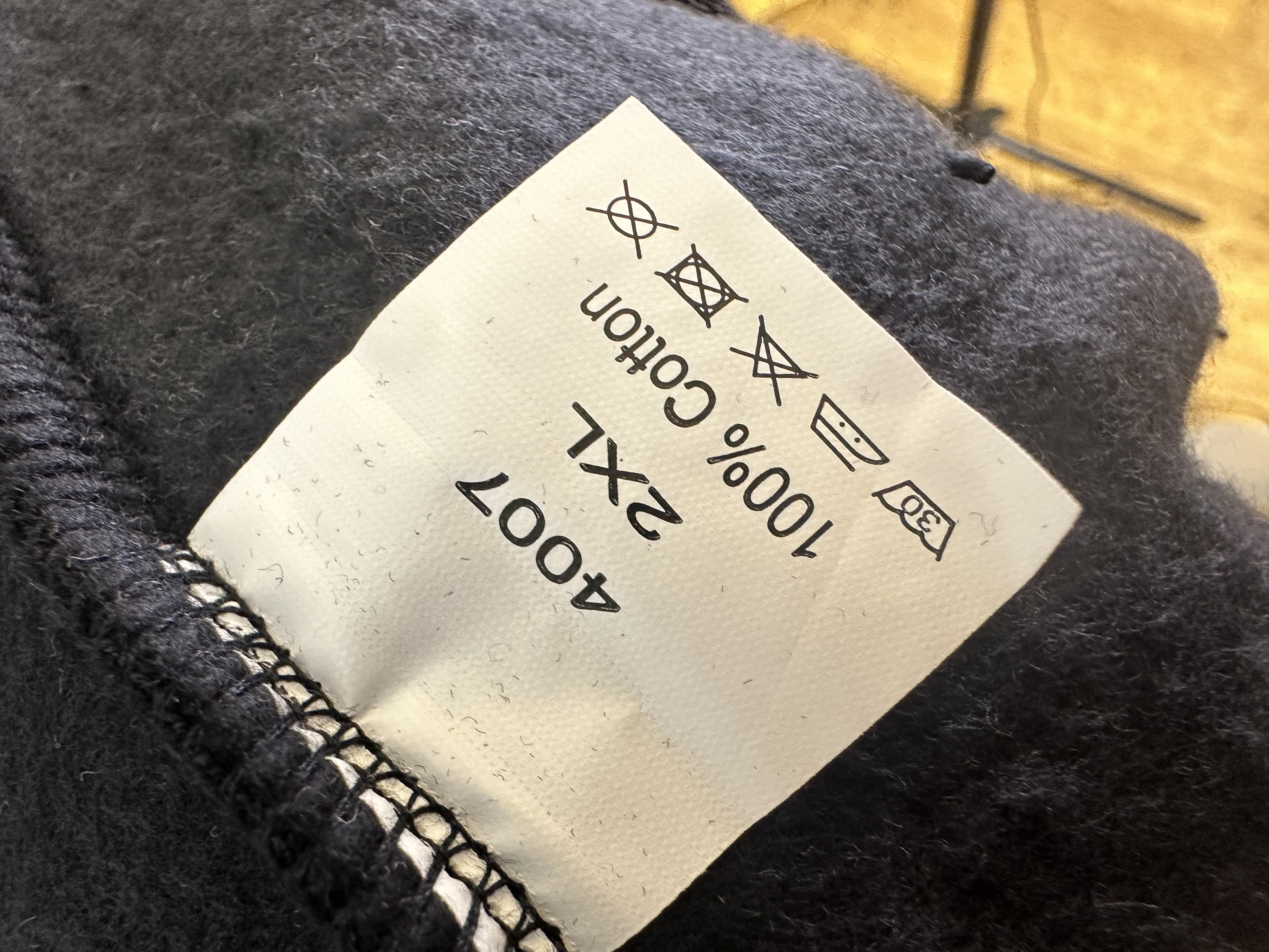 Juodos spalvos džemperis su gobtuvu