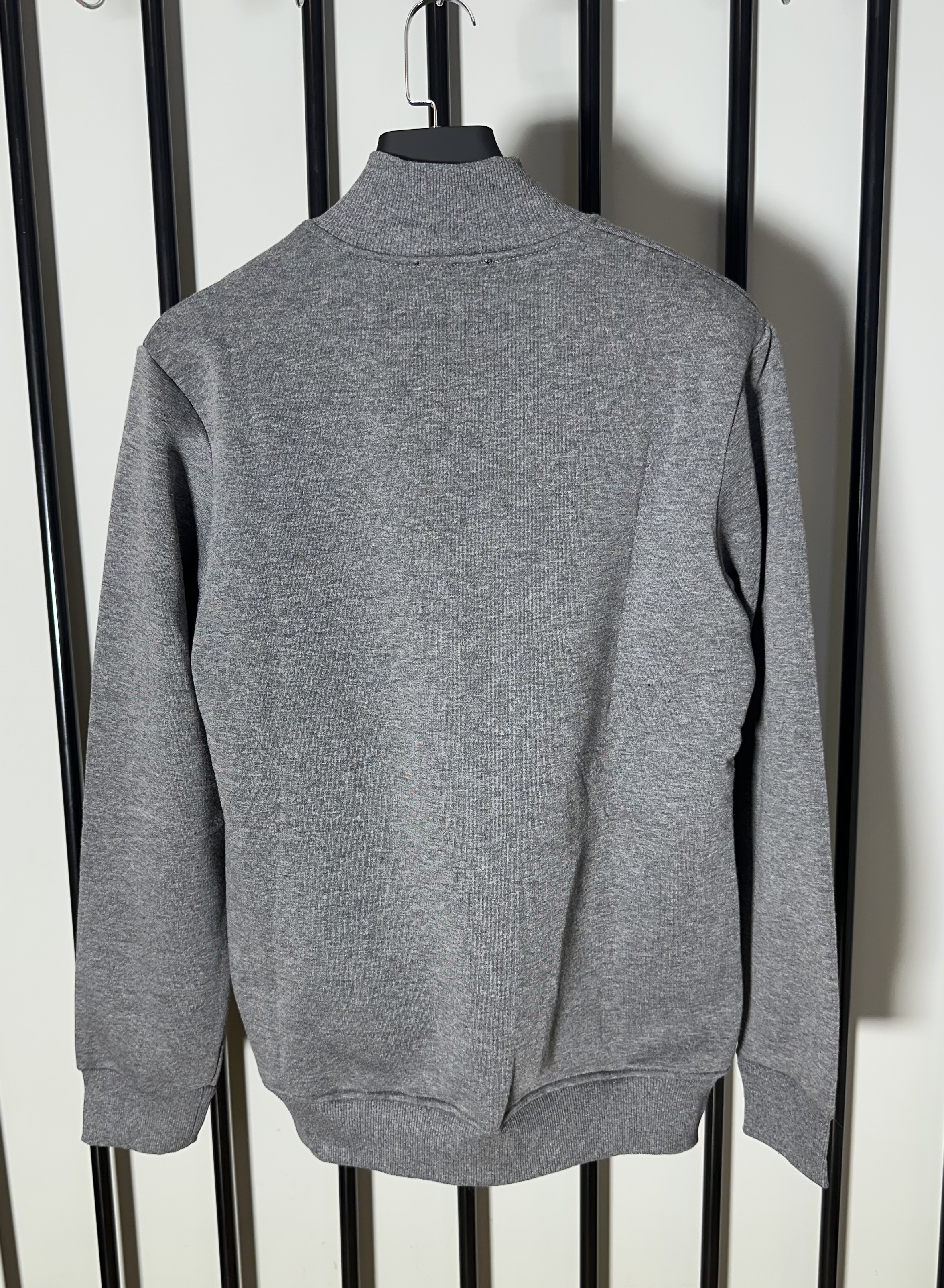 Pilka džemperis su užtrauktuku