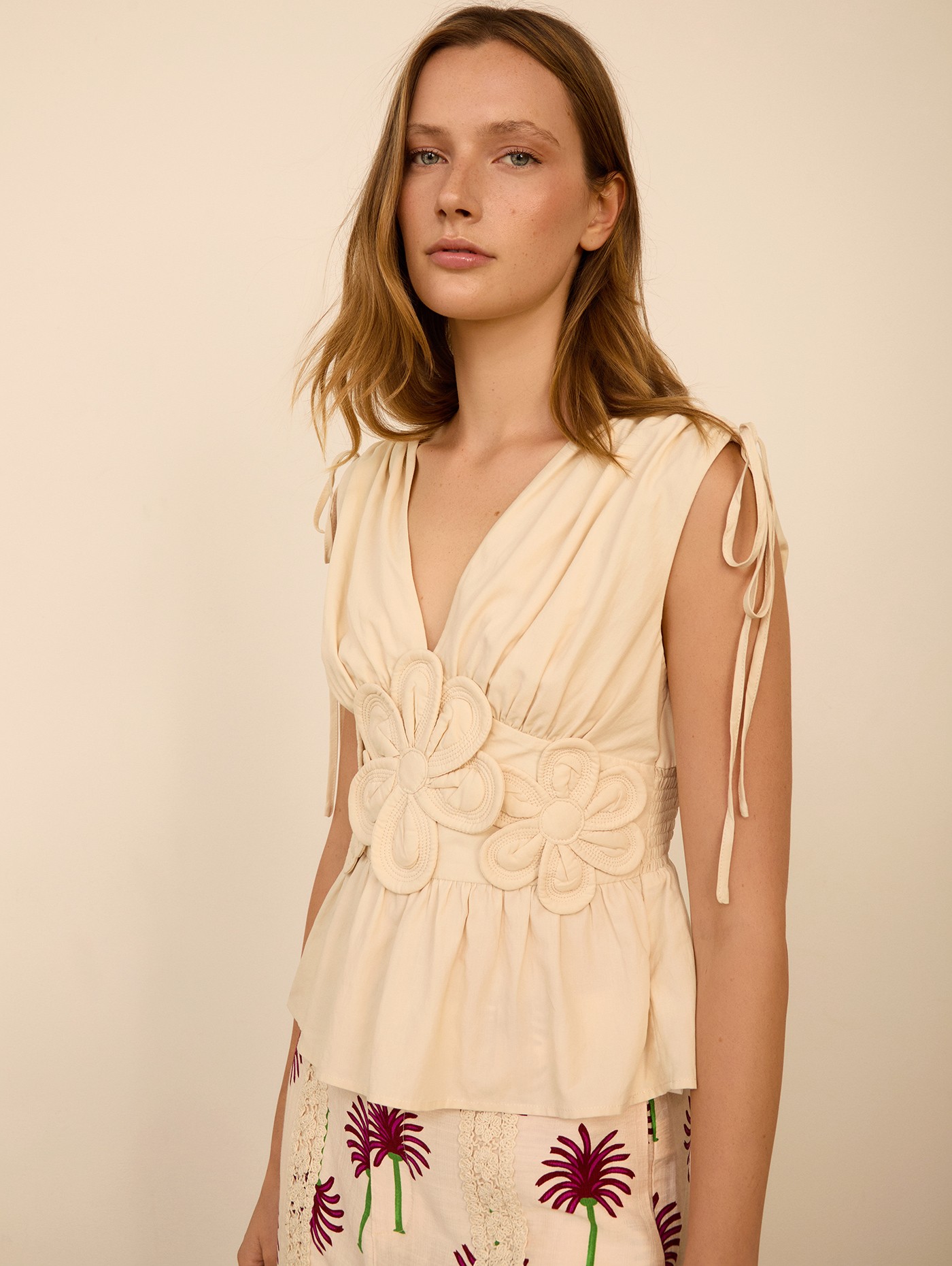 Top Crema con Detalle Floral