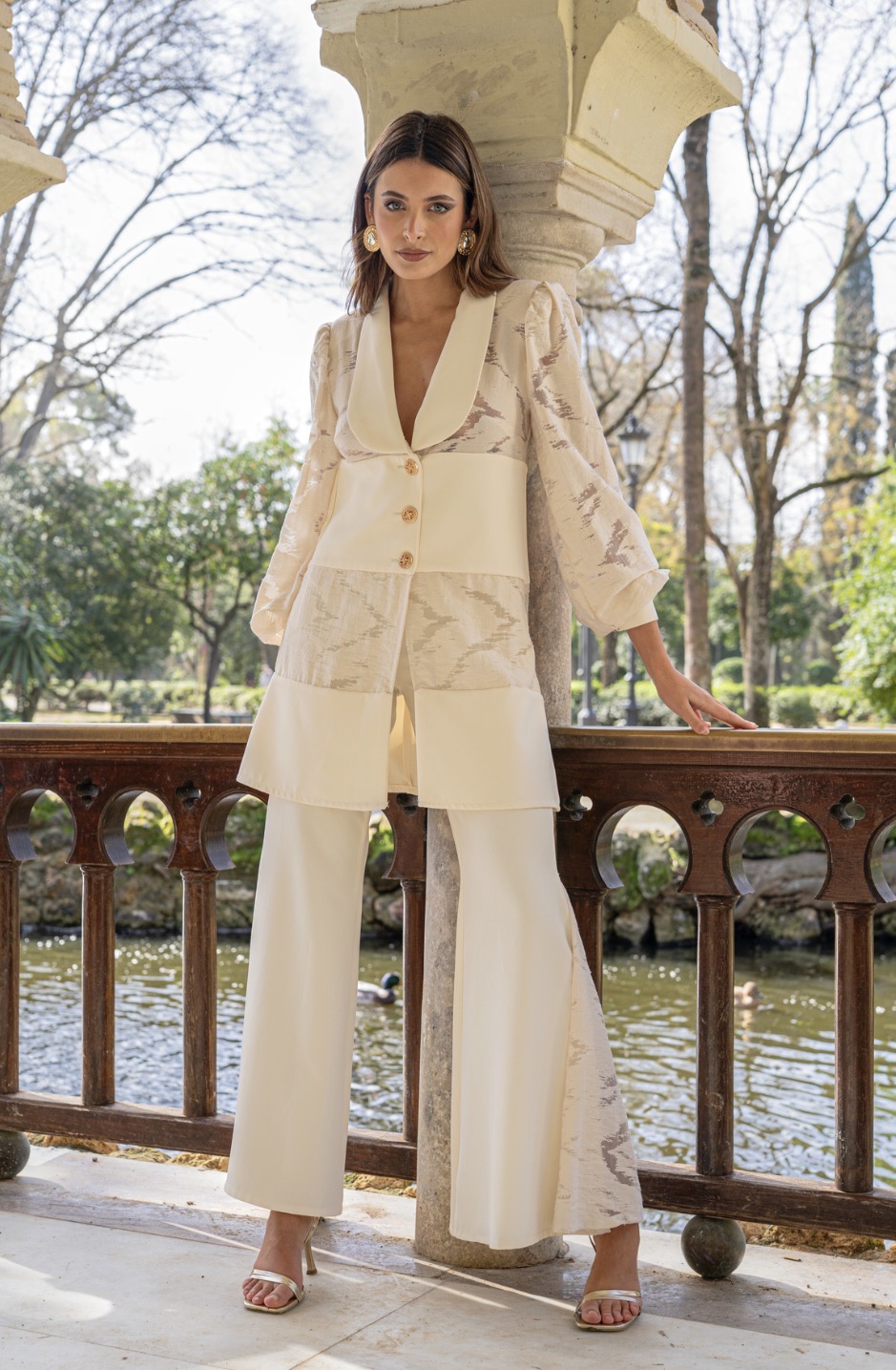 Traje elegante crema para mujer