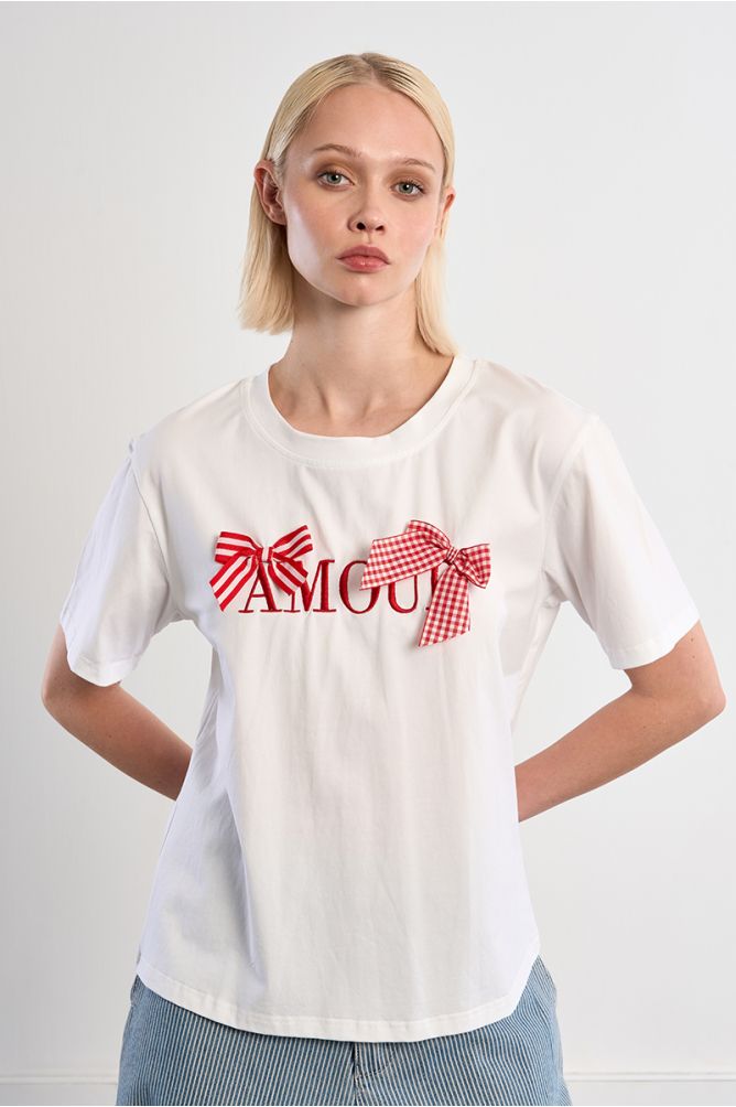 Camiseta blanca con lazo rojo