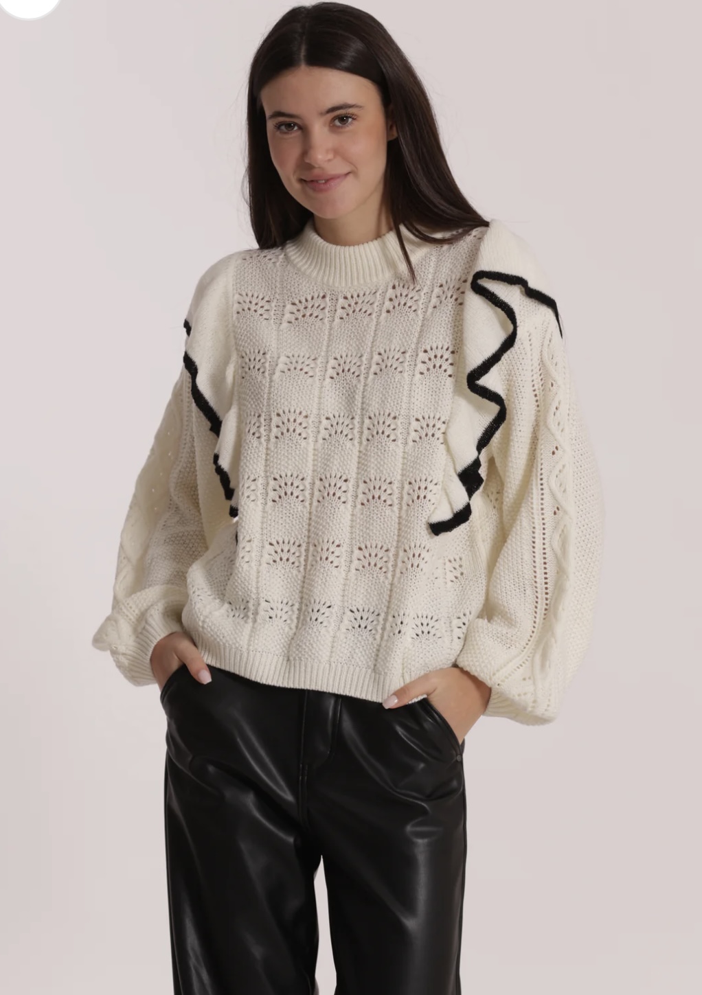 Suéter tejido blanco con detalle en contraste