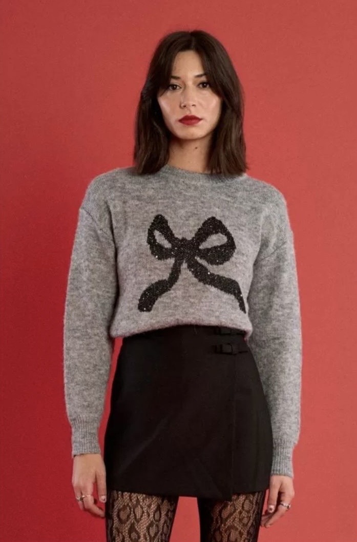 Suéter gris con lazo negro