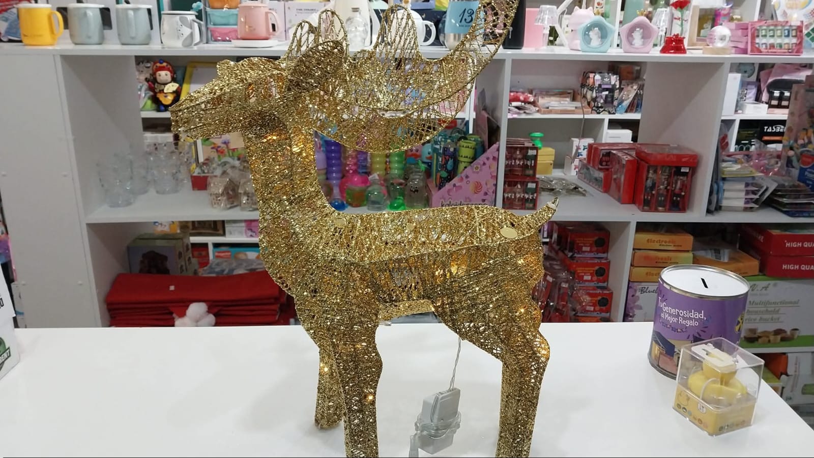 Ciervo decorativo dorado con enchufe