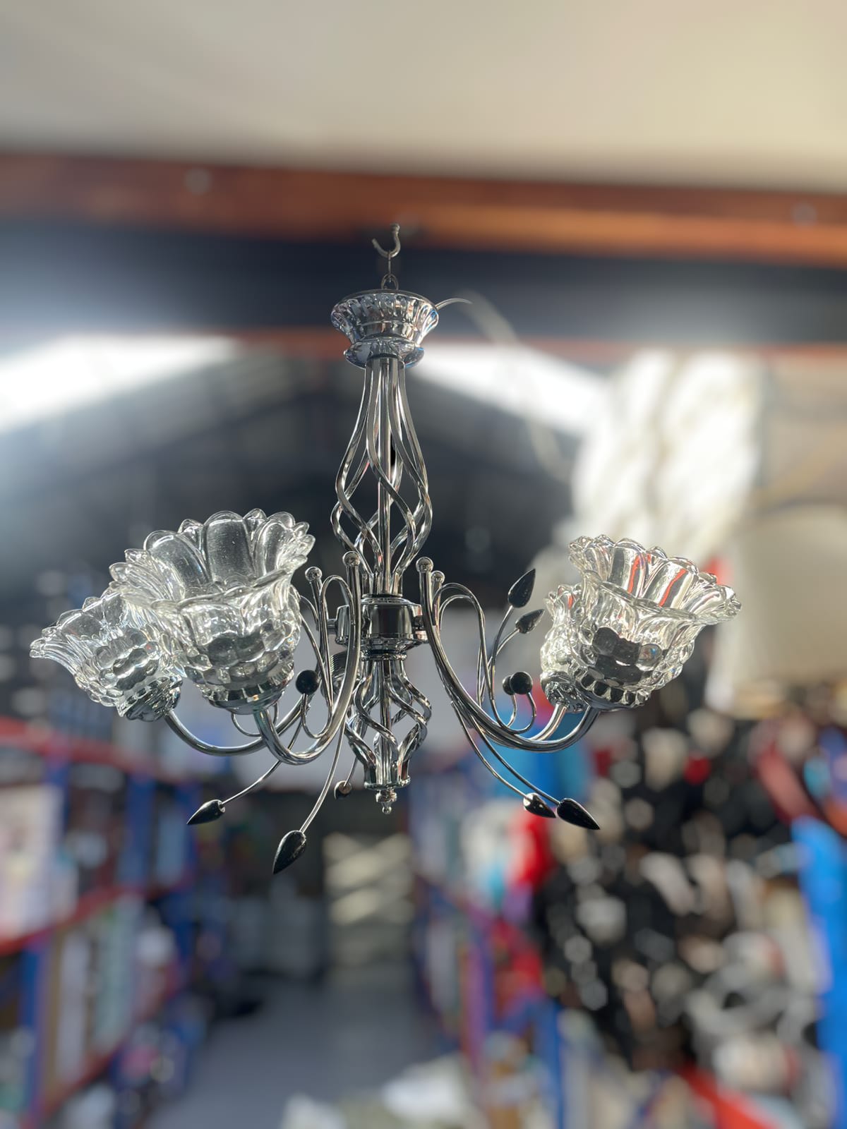 Lámpara de araña de metal y cristal