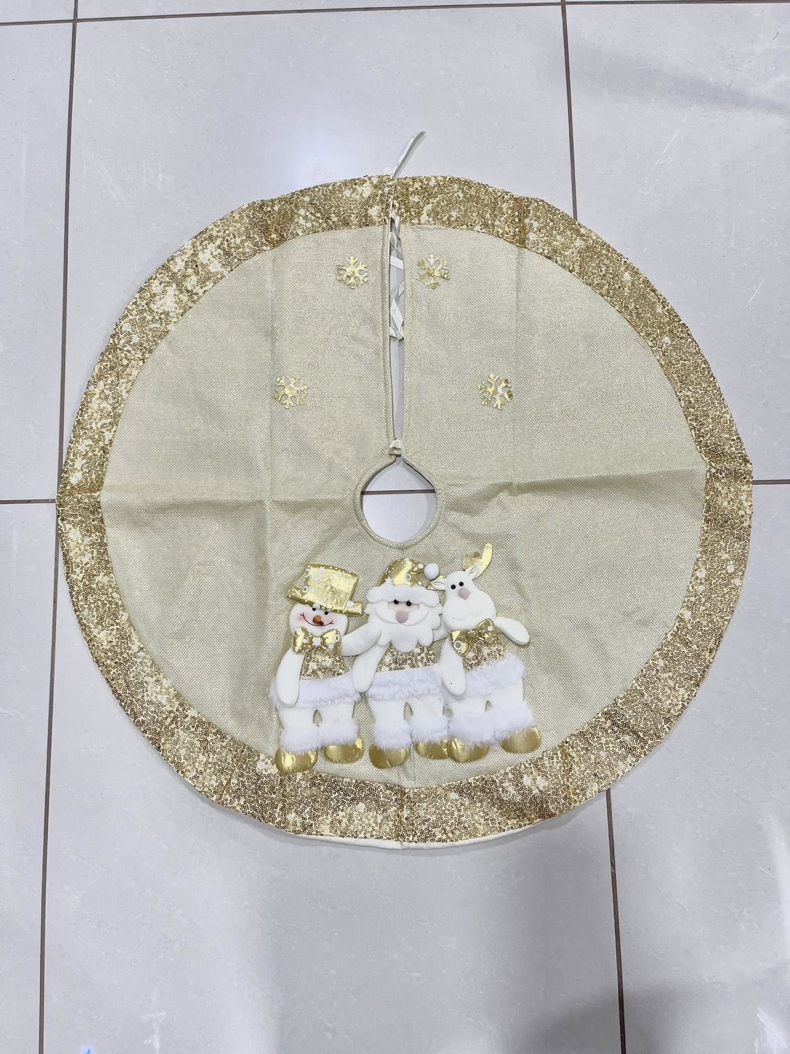 Pie de árbol dorado