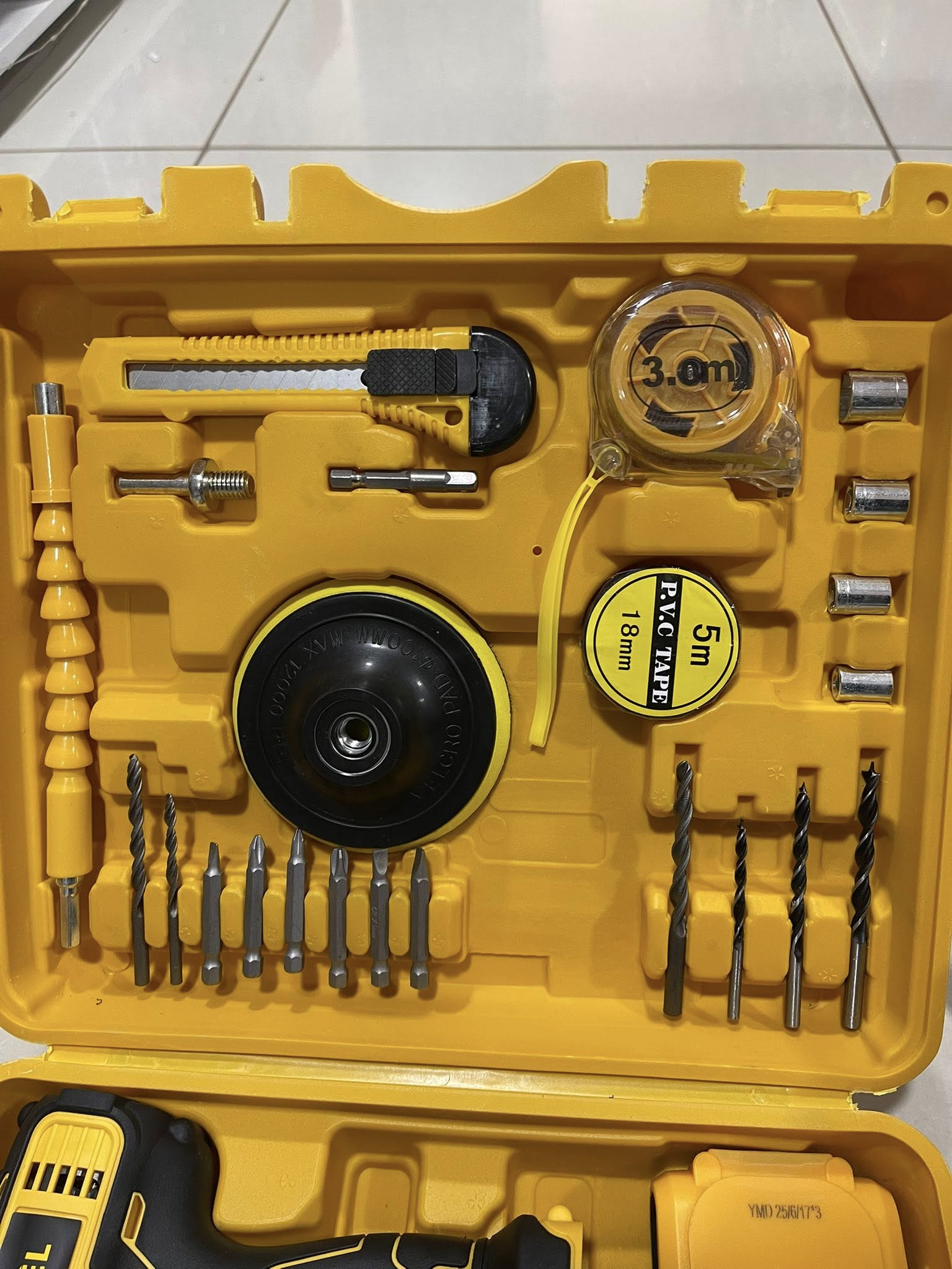 Taladro pulidor inalámbrico con accesorios