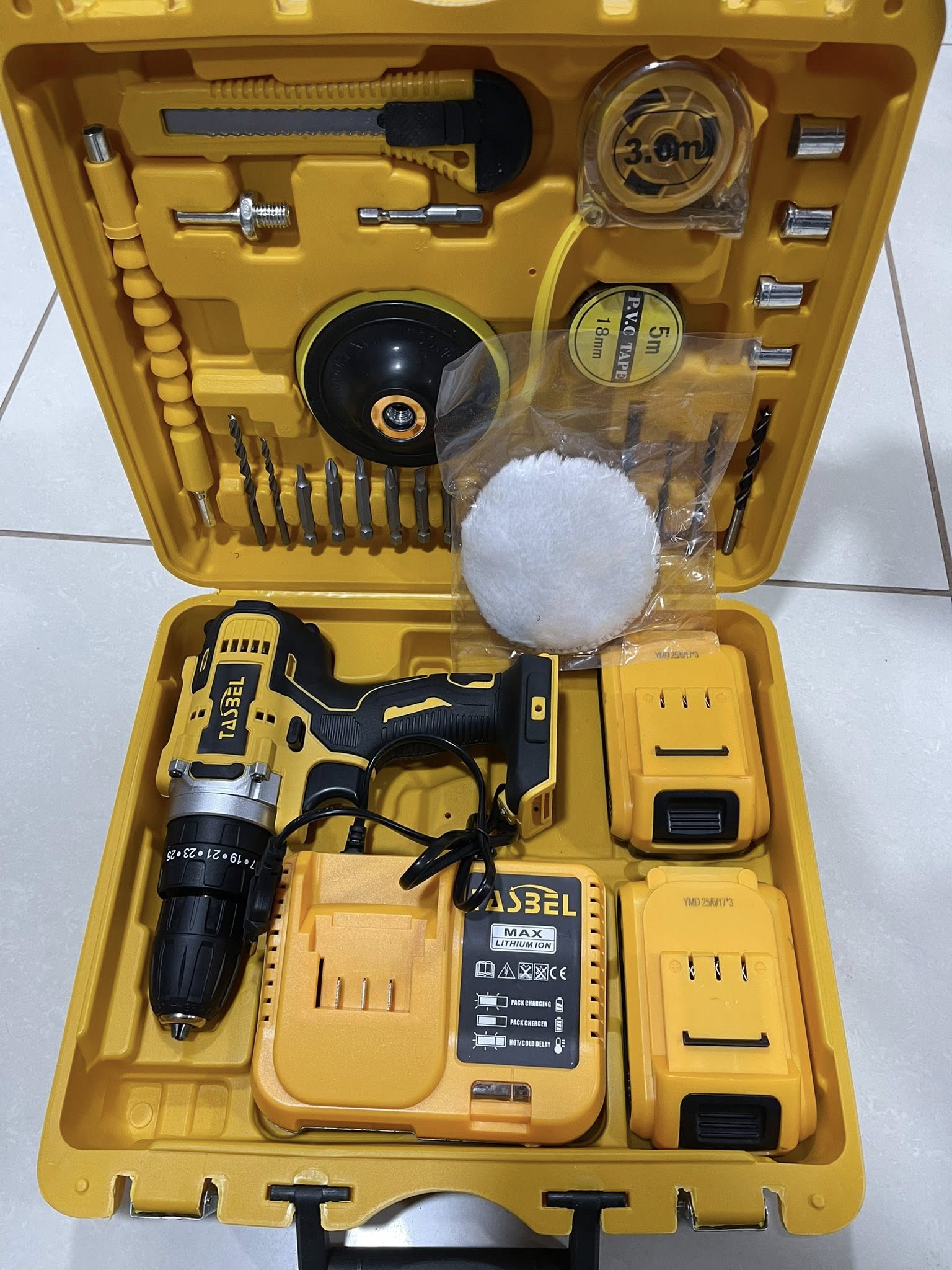 Taladro pulidor inalámbrico con accesorios