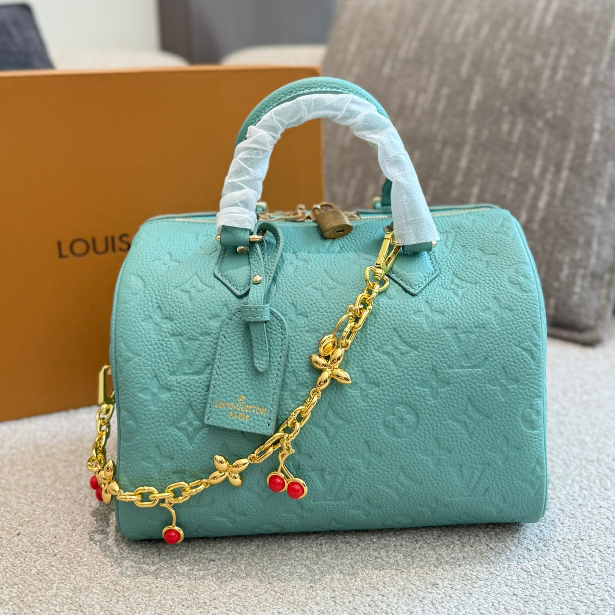 oLVo Bags Click to view more images