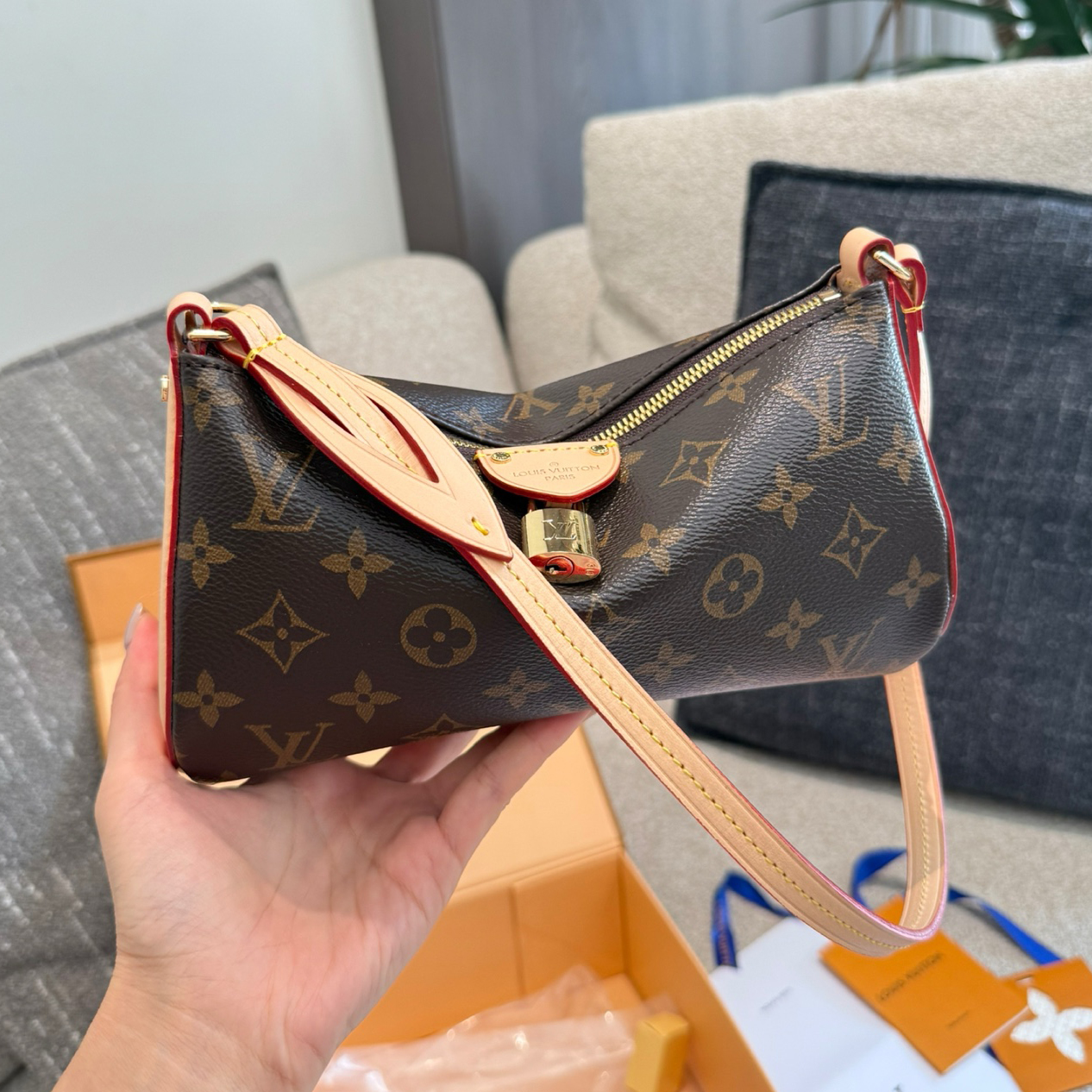 oLVo Bags Click to view more images