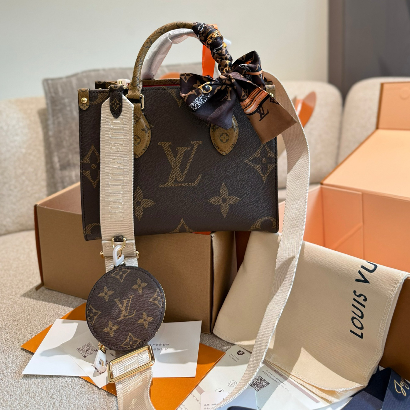 oLVo Bags Click to view more images