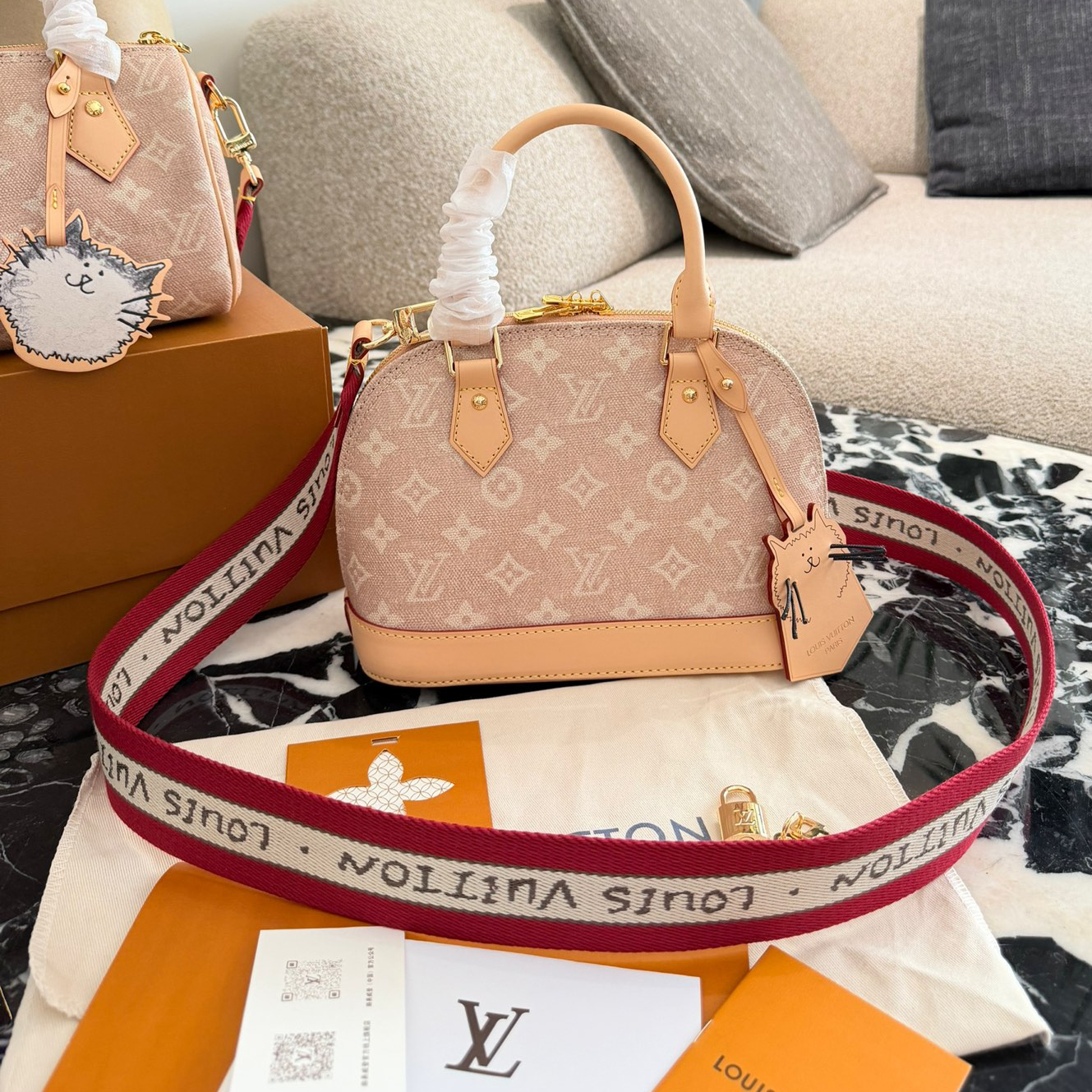 oLVo Bags Click to view more images