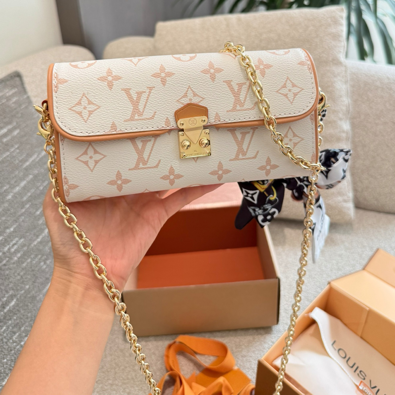 oLVo Bags Click to view more images