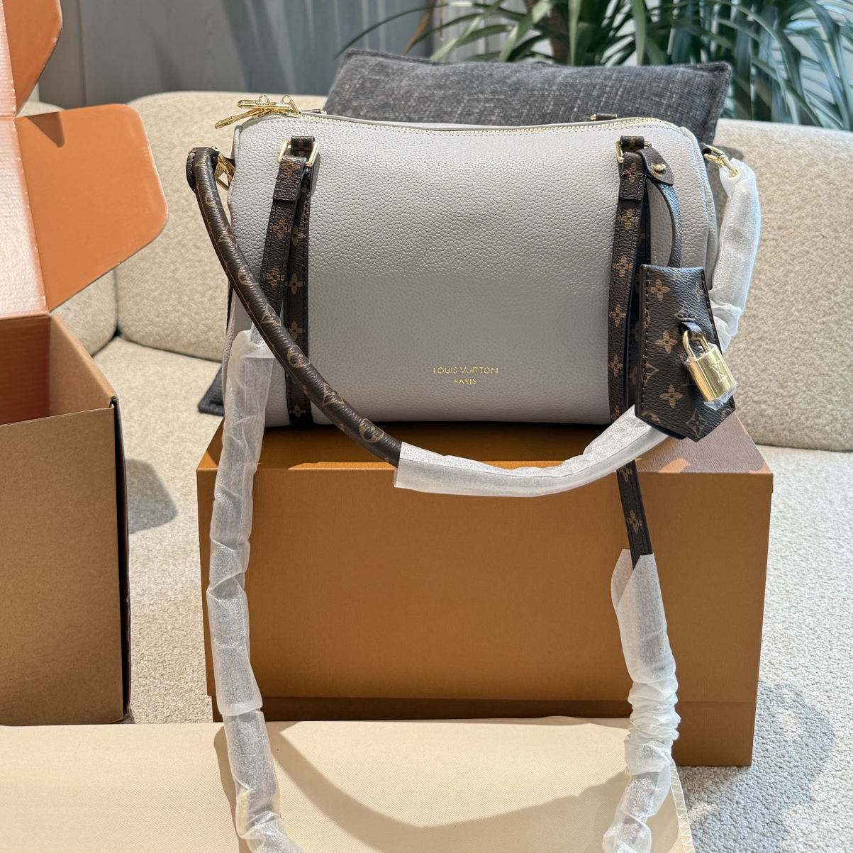 oLVo Bags Click to view more images