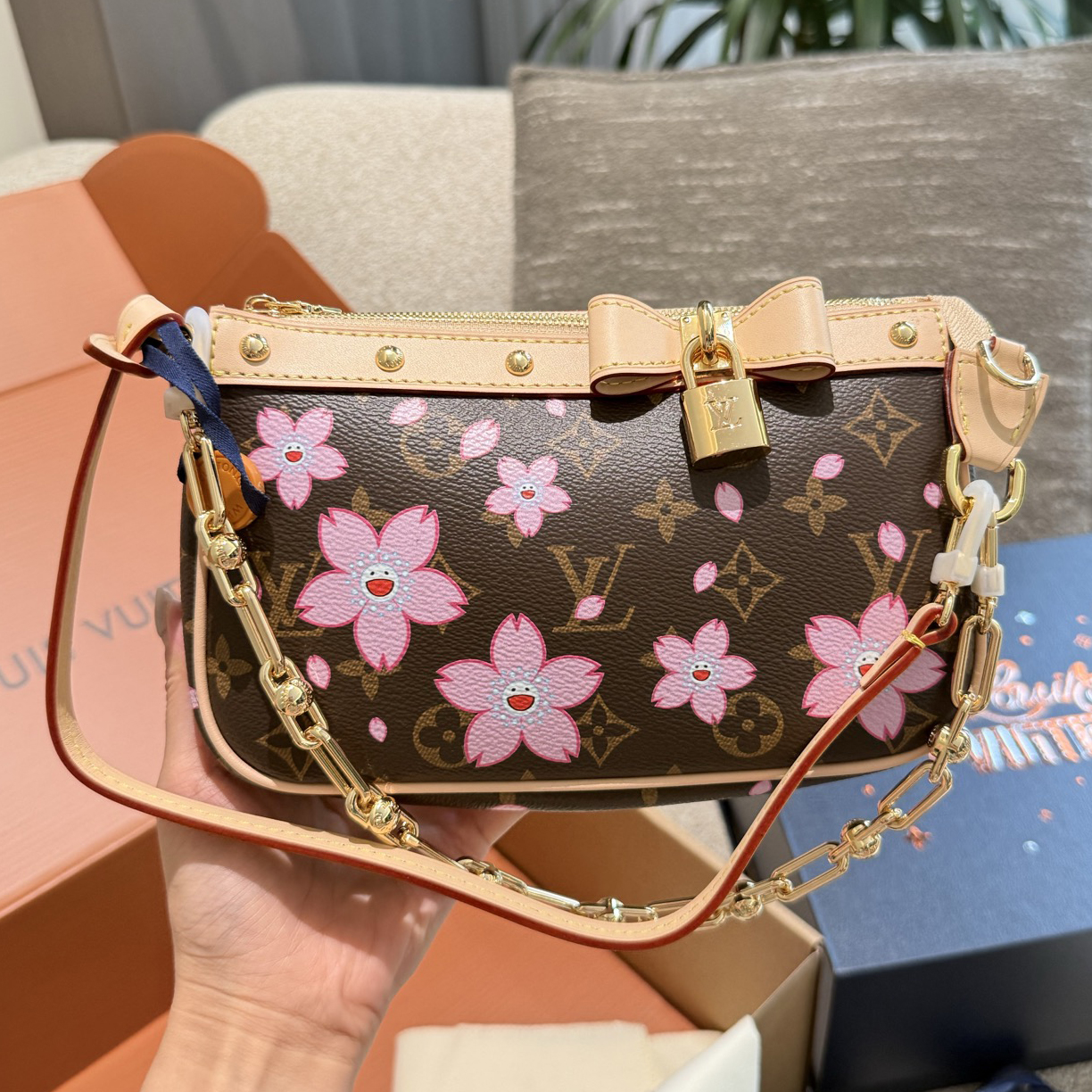 oLVo Bags Click to view more images