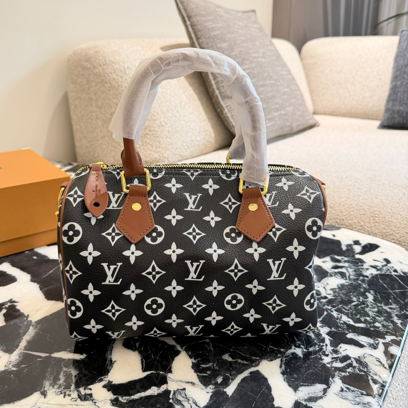 oLVo Bags Click to view more images