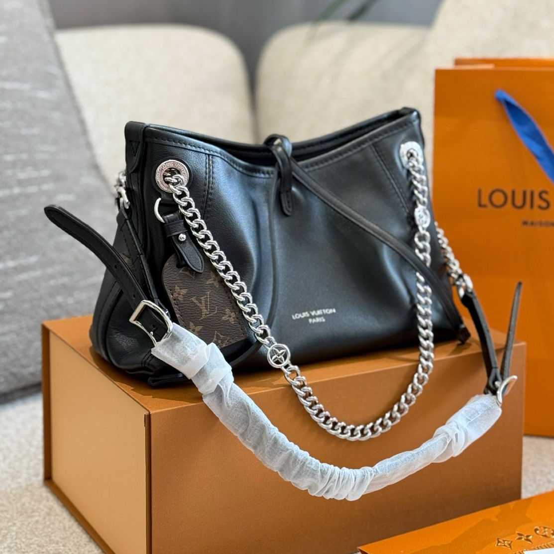 oLVo Bags Click to view more images