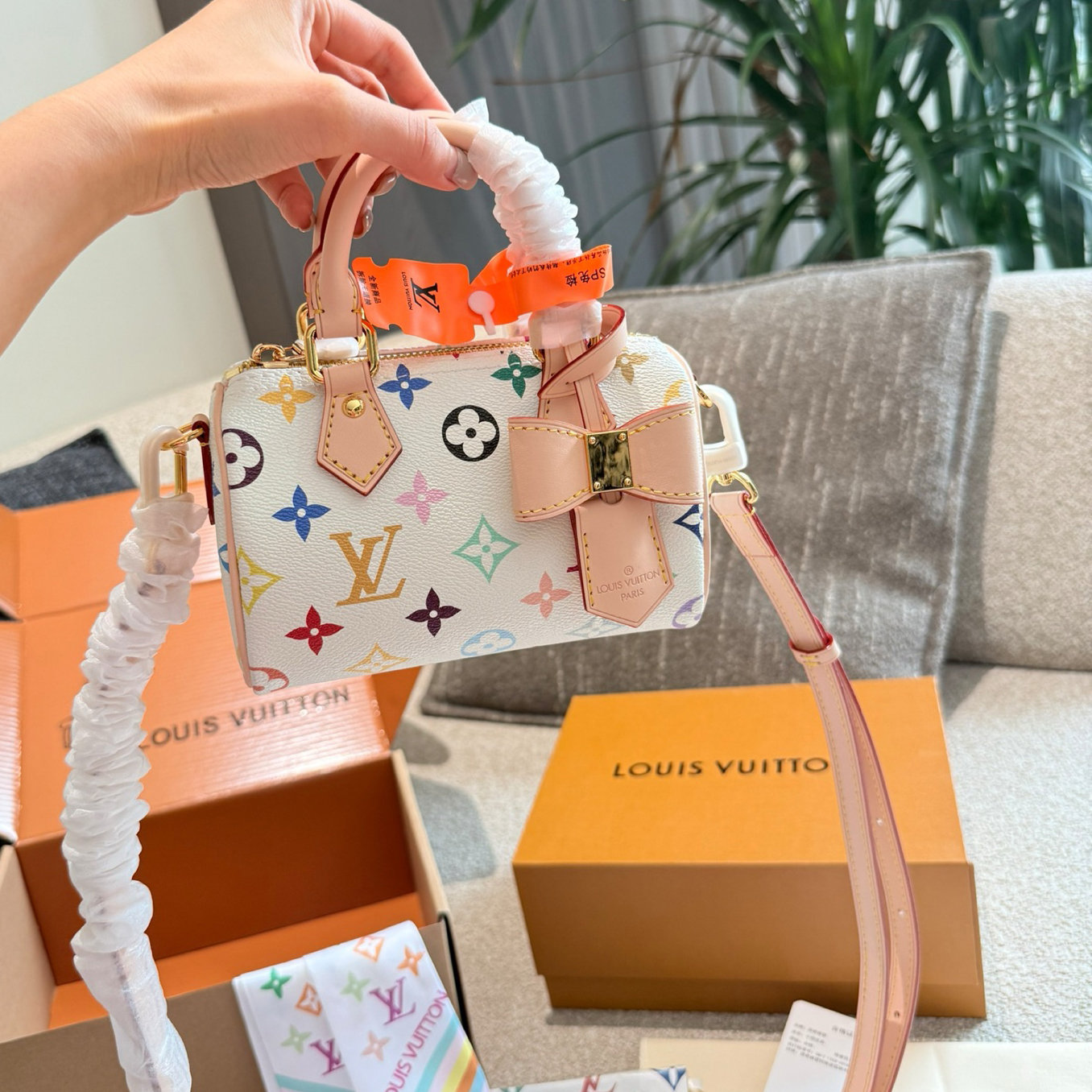 oLVo Bags Click to view more images