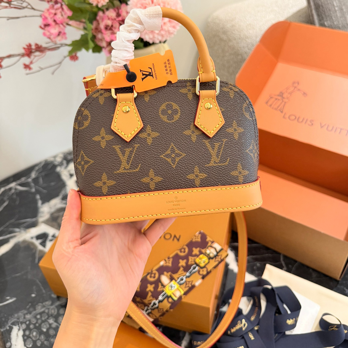 oLVo Bags Click to view more images