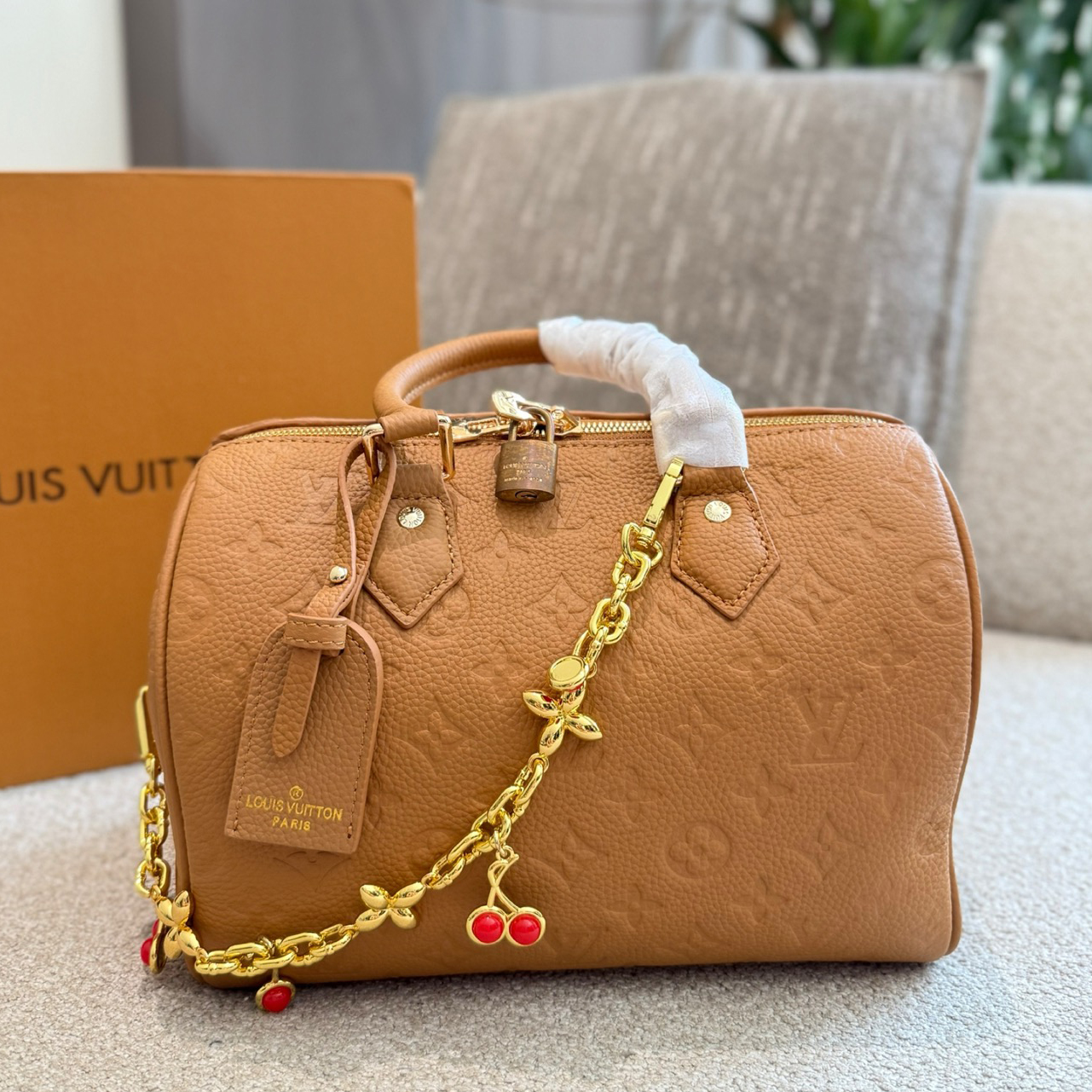 oLVo Bags Click to view more images