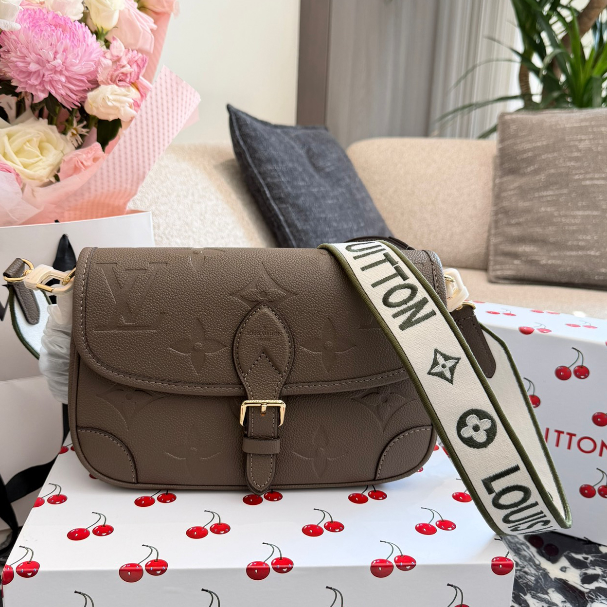 oLVo Bags Click to view more images