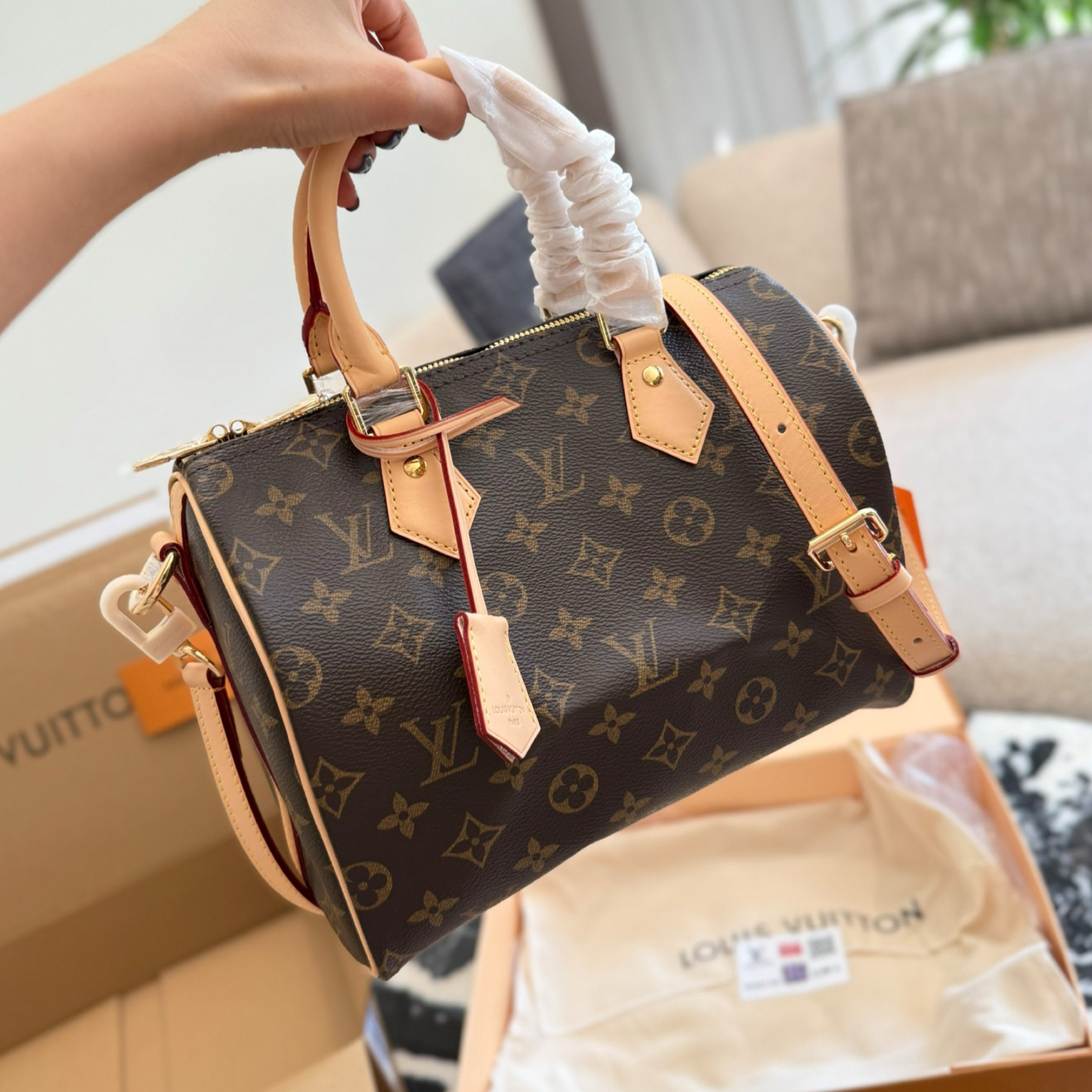 oLVo Bags Click to view more images