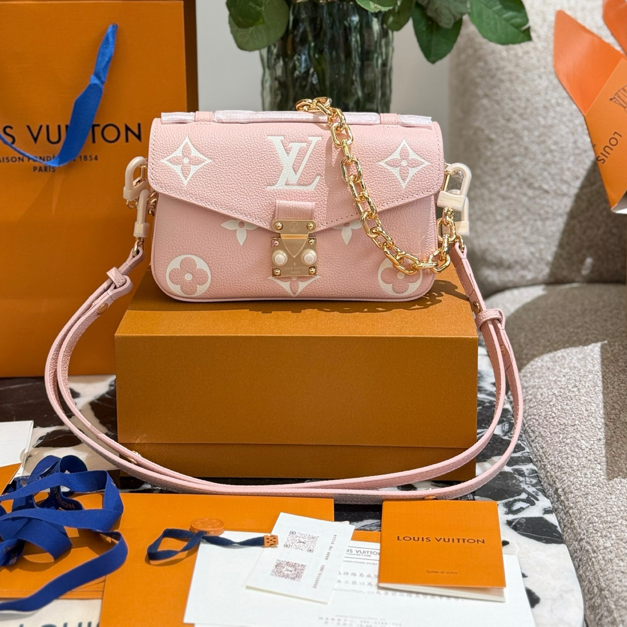 oLVo Bags Click to view more images