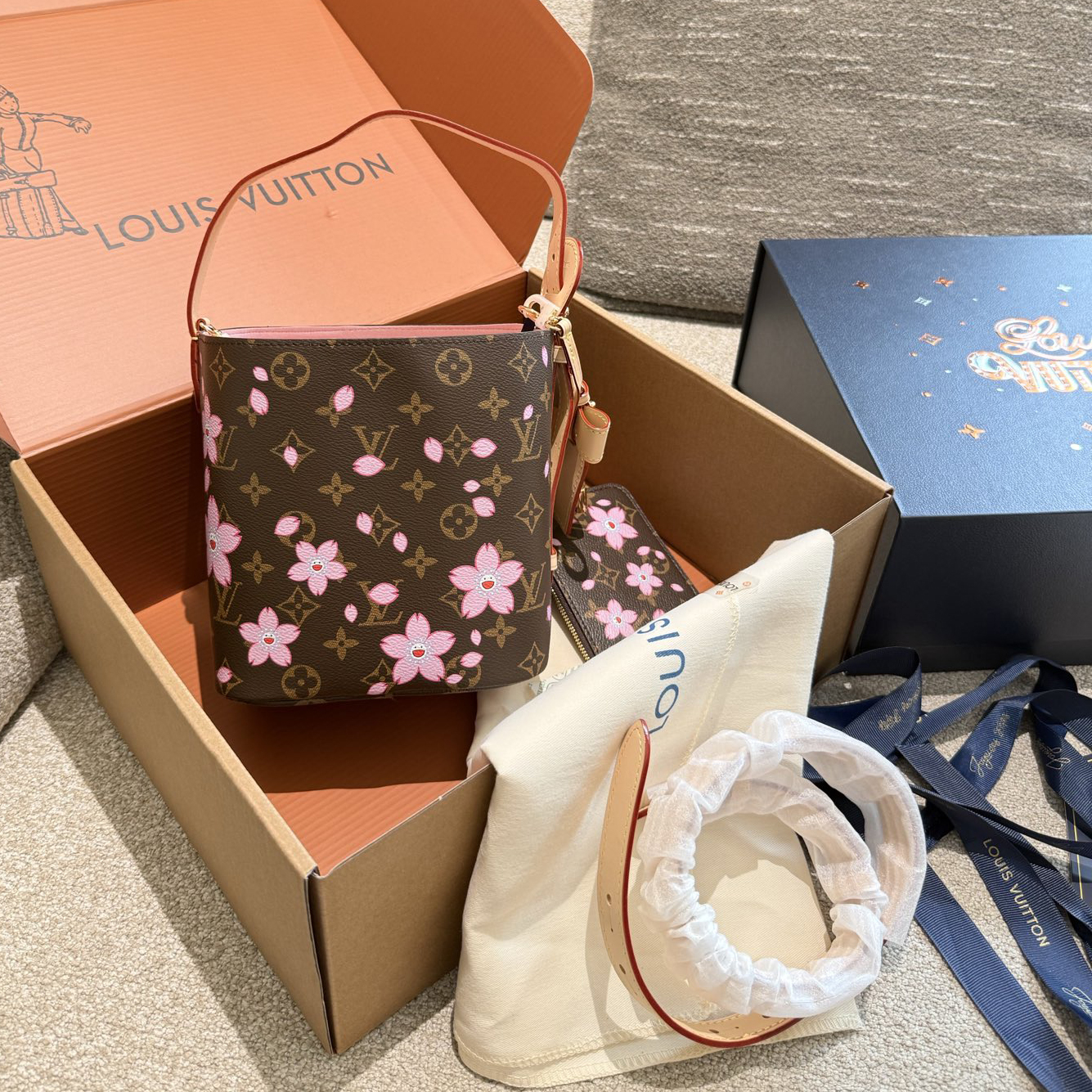 oLVo Bags Click to view more images