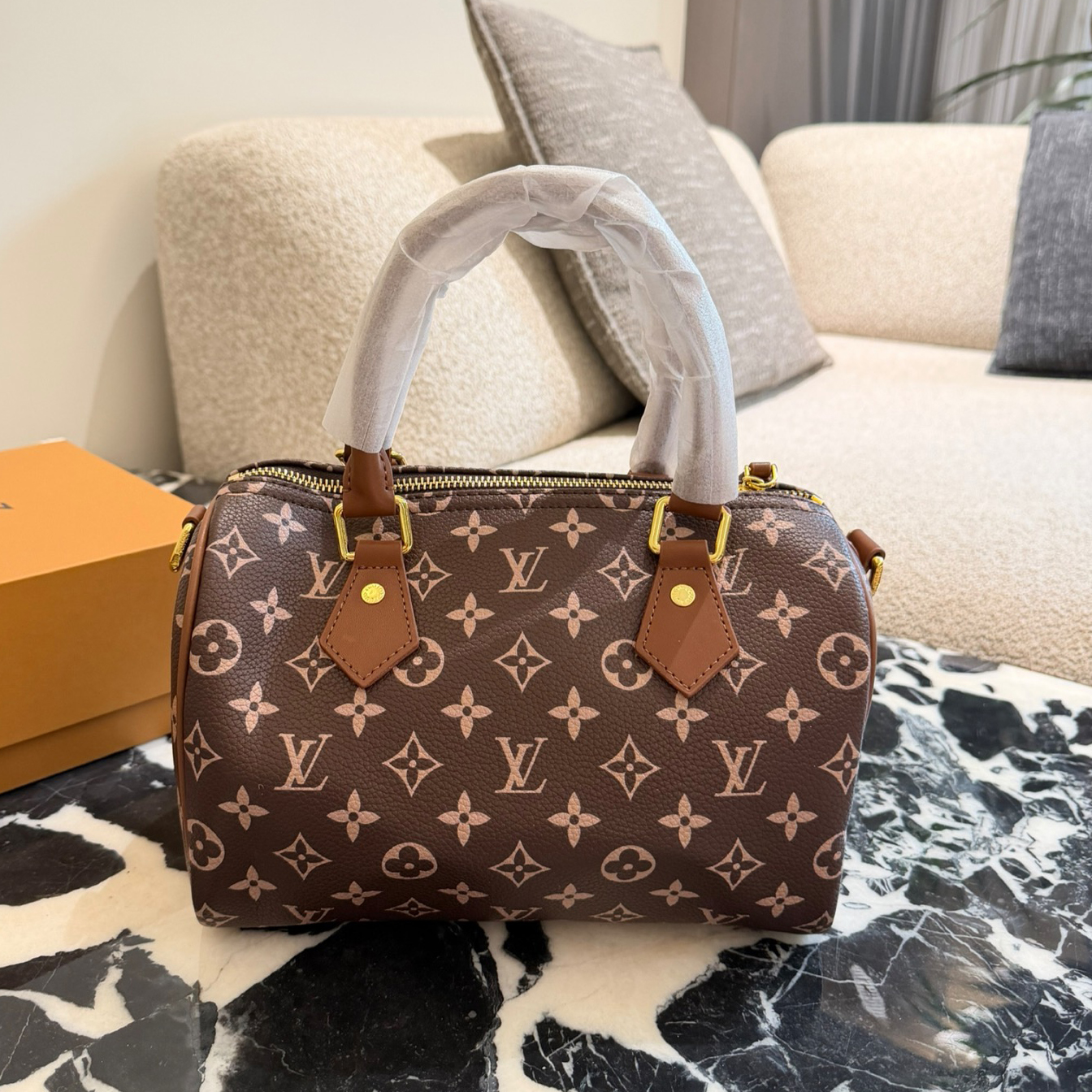 oLVo Bags Click to view more images