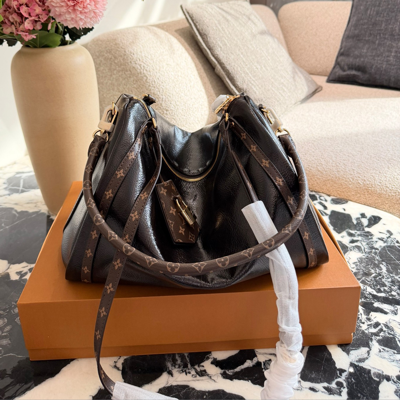 oLVo Bags Click to view more images