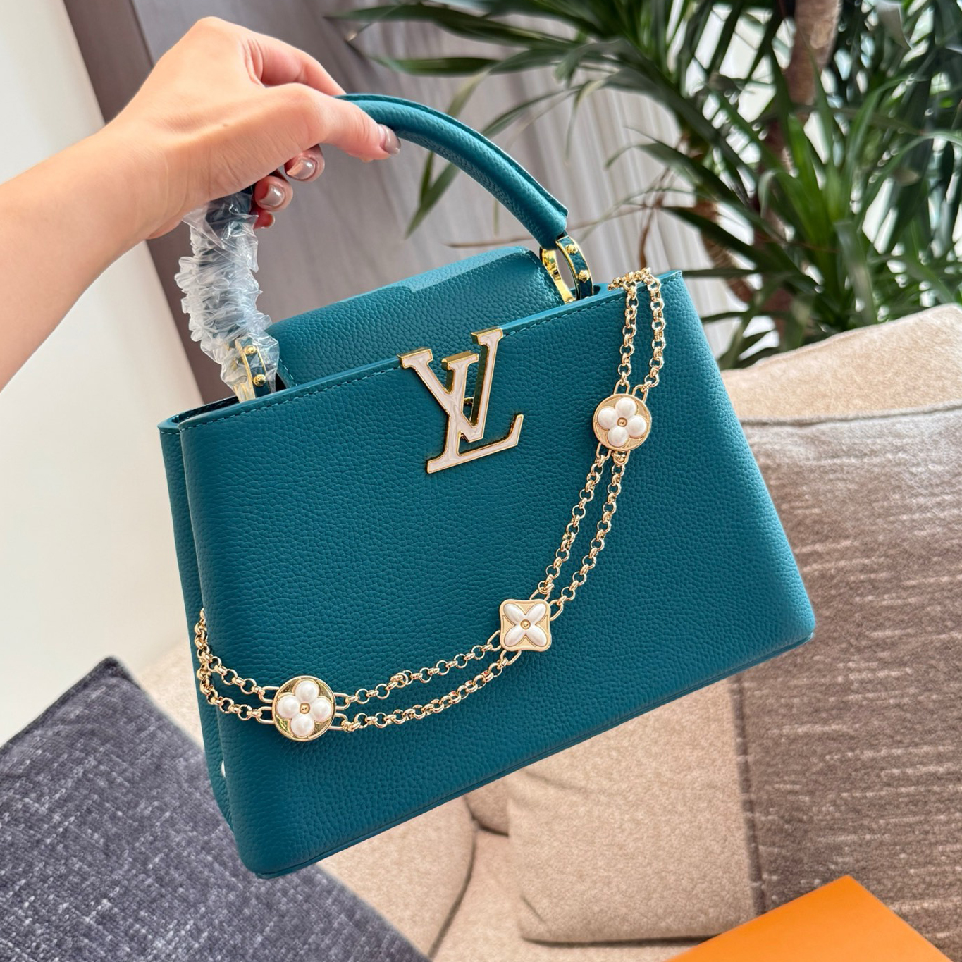 oLVo Bags Click to view more images