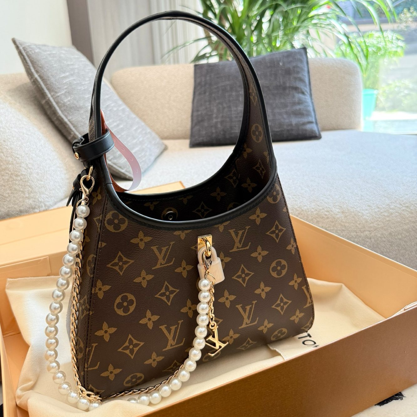 oLVo Bags Click to view more images