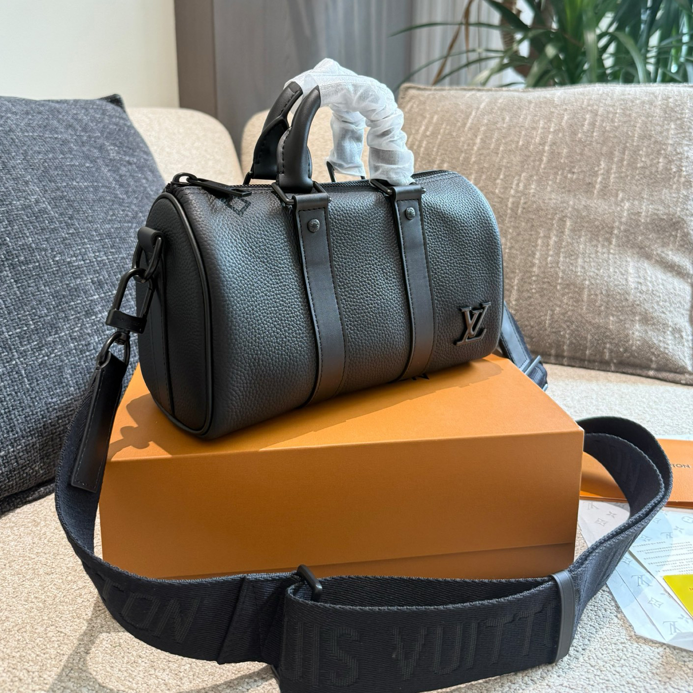 oLVo Bags Click to view more images