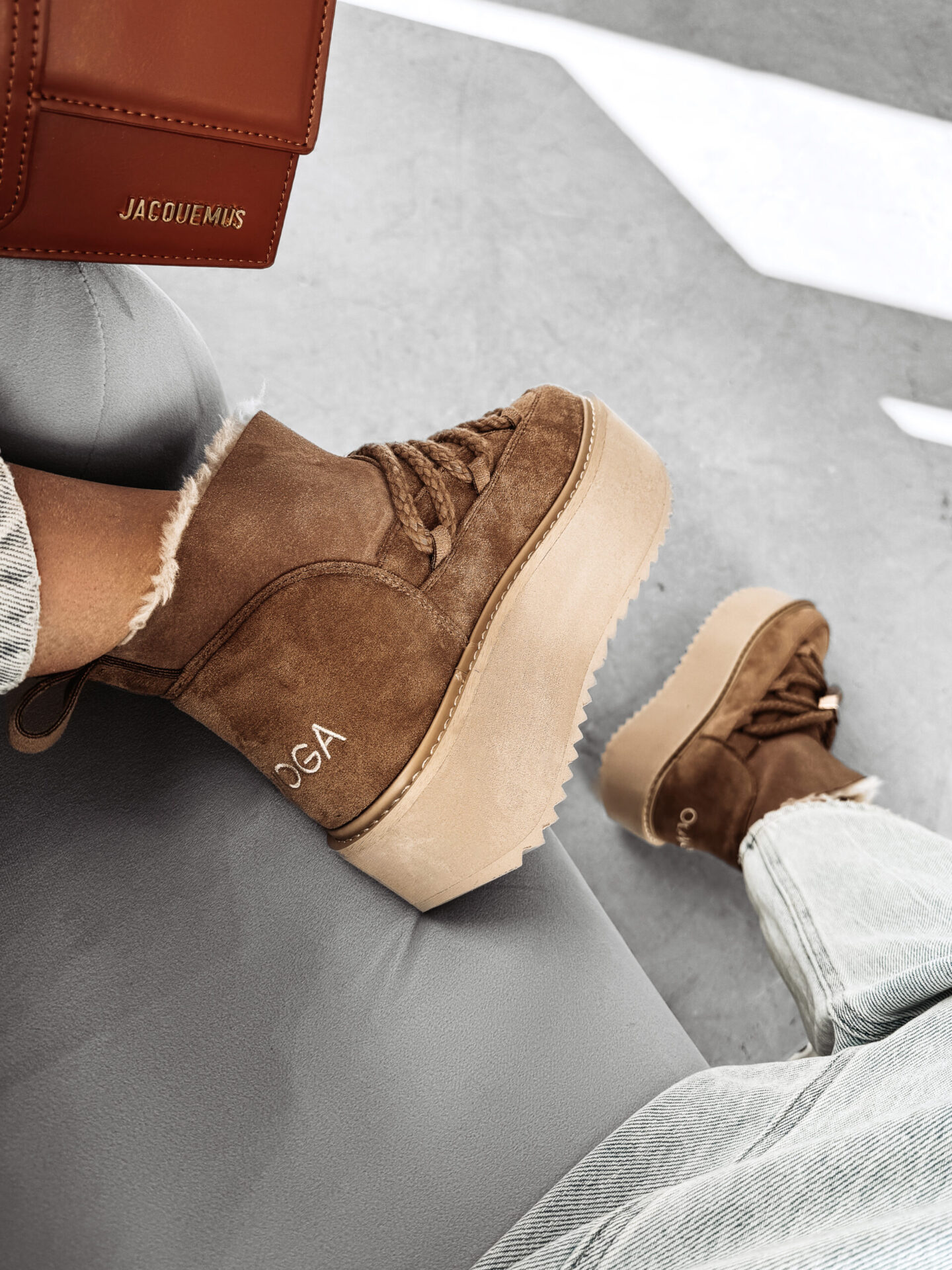 Sieviešu zamšādas sniega zābaki bēšā krāsā