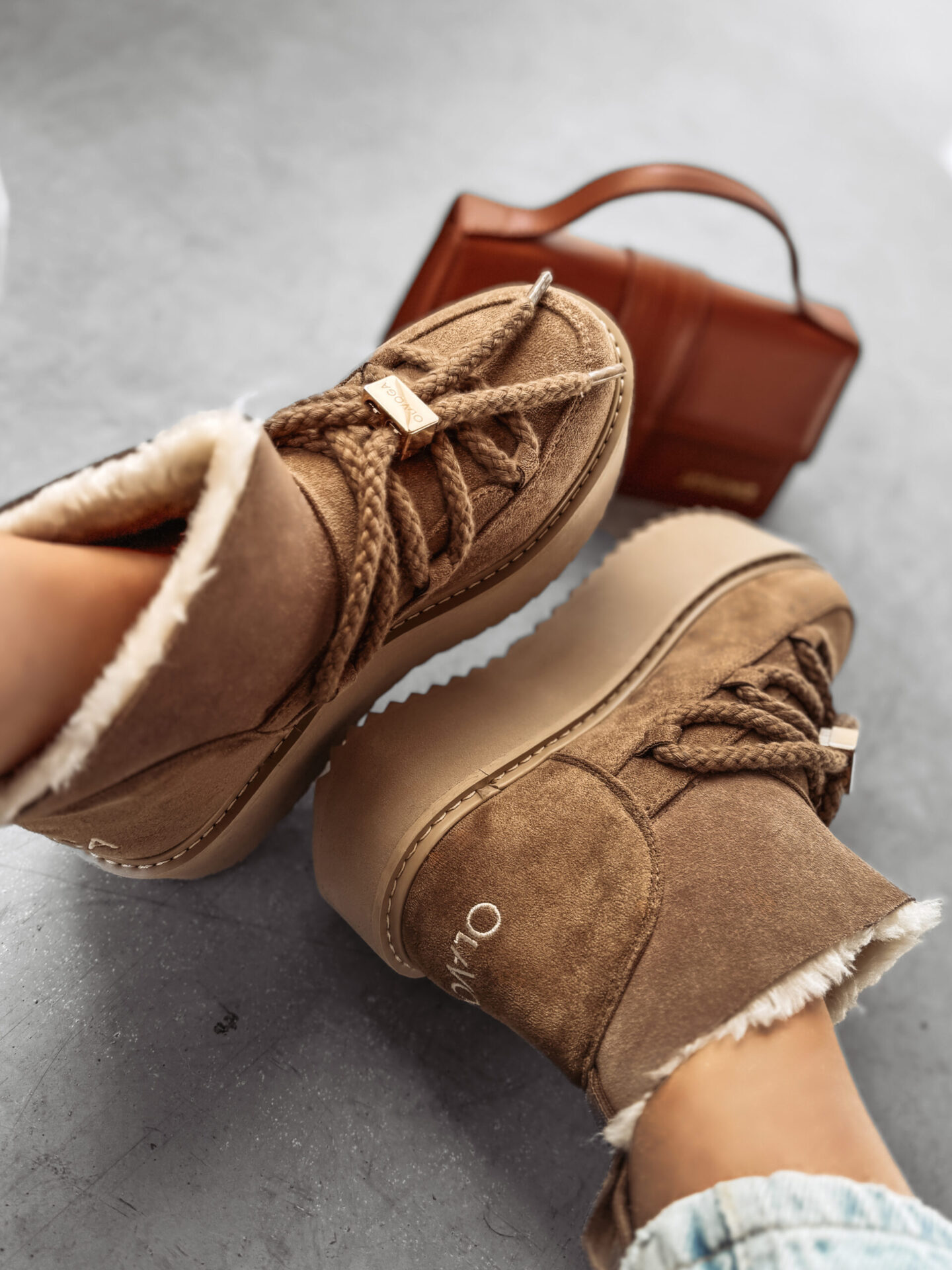 Sieviešu zamšādas sniega zābaki bēšā krāsā