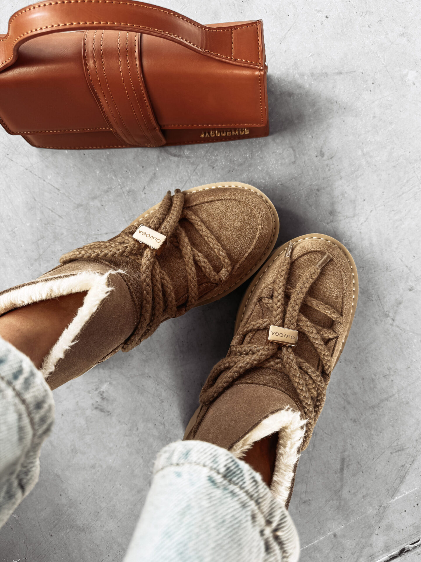 Sieviešu zamšādas sniega zābaki bēšā krāsā