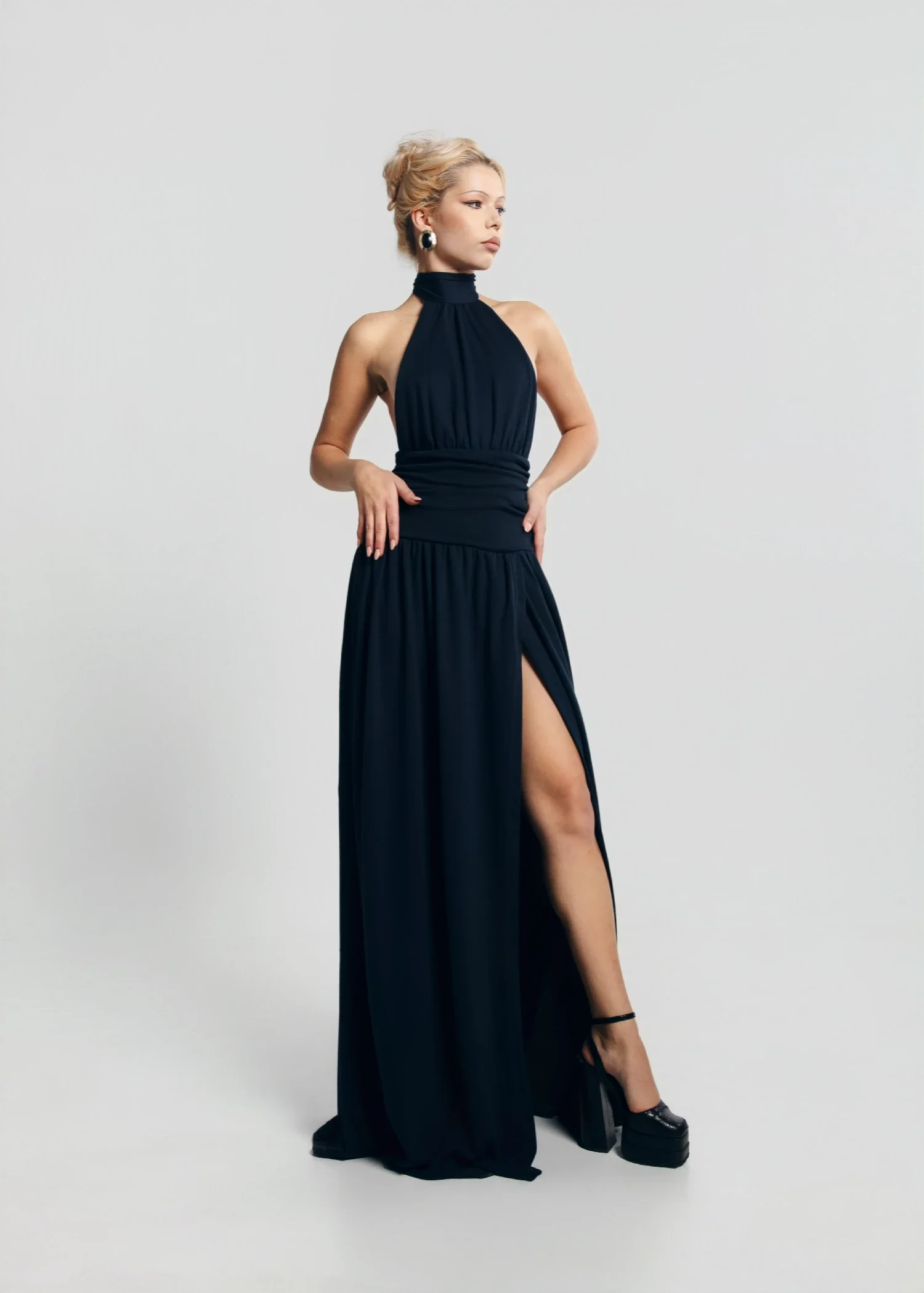 Maksi kleita ar haltera kakla izgriezumu un šķēlumu kājai