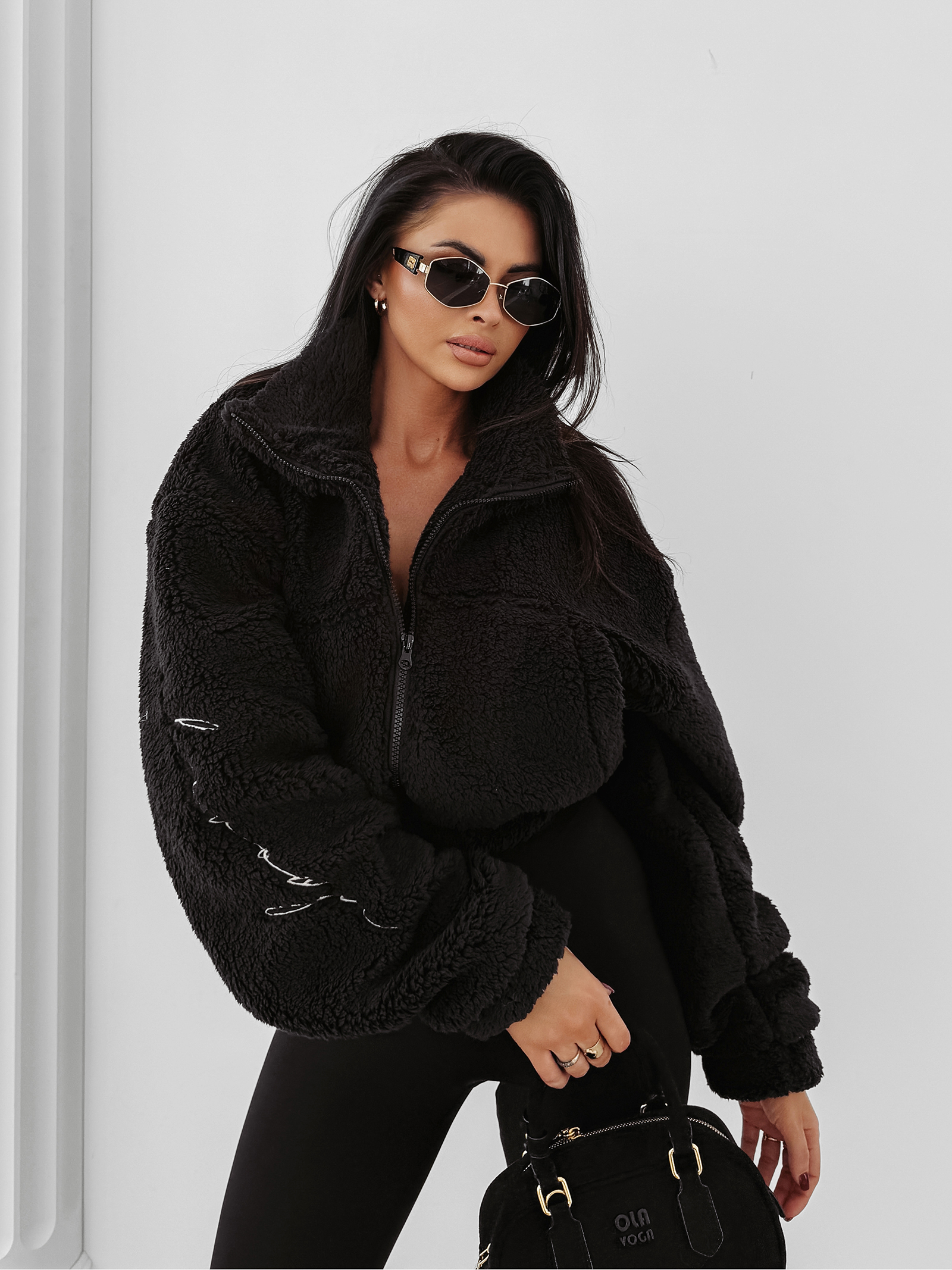 Sieviešu džemperis melnā krāsā