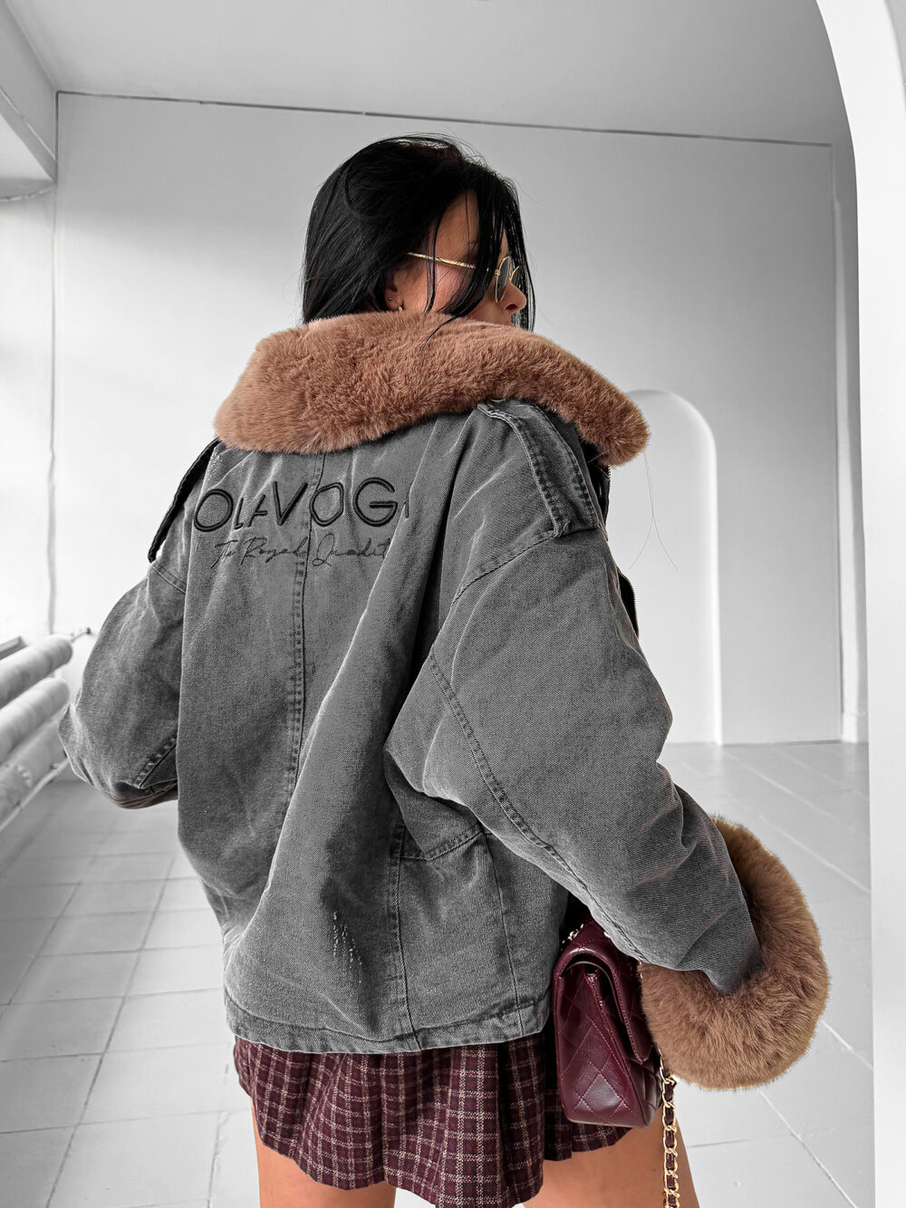 Sieviešu jaka tumši pelēka