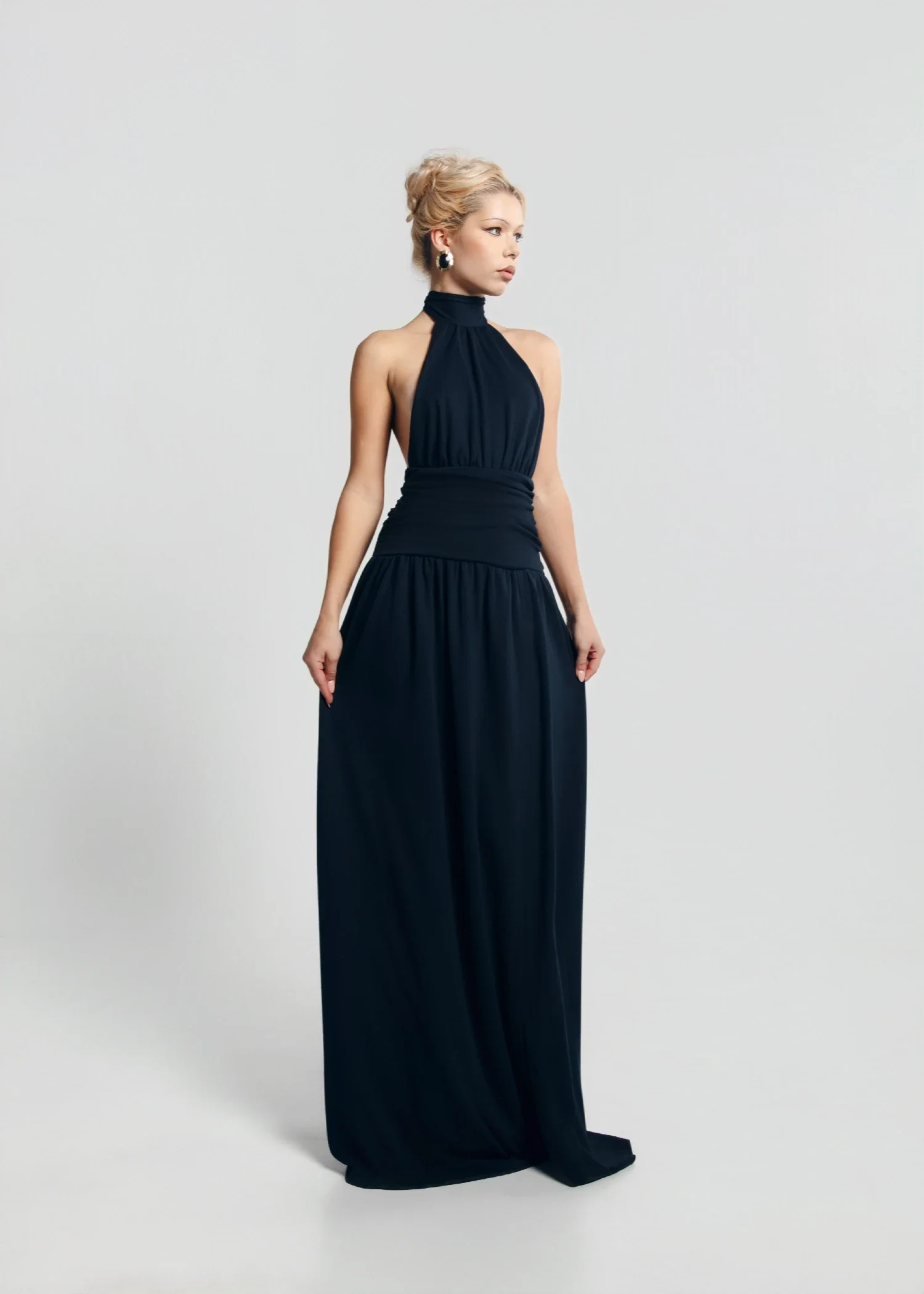 Maksi kleita ar haltera kakla izgriezumu un šķēlumu kājai