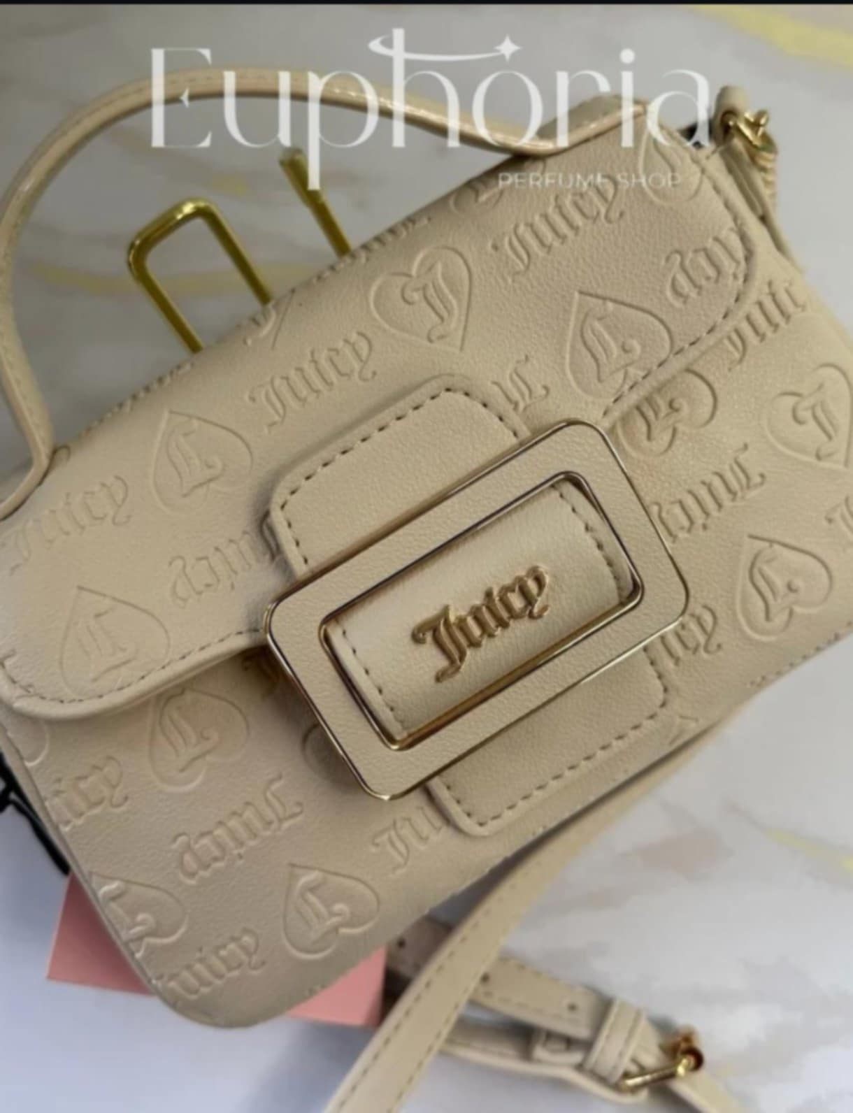 Mini bolso Juicy Couture en color beige.