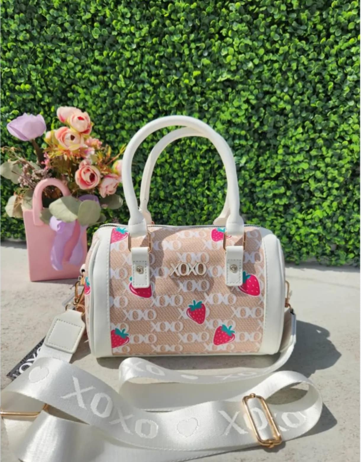 Bolso XOXO con estampado de fresas.