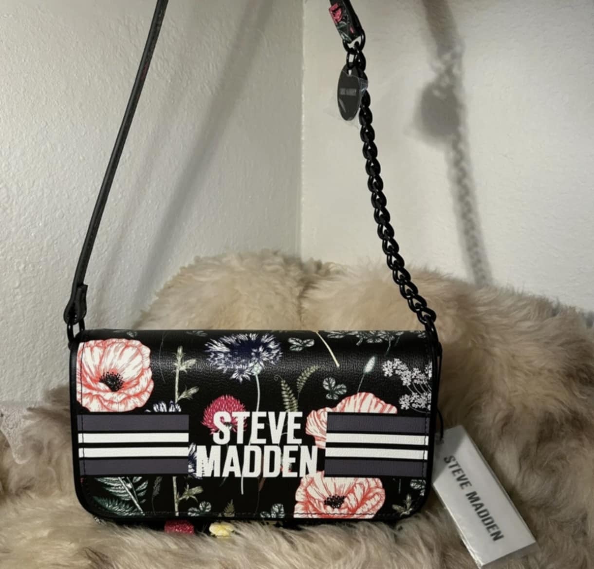 Bolso cruzado Steve Madden con diseño floral.