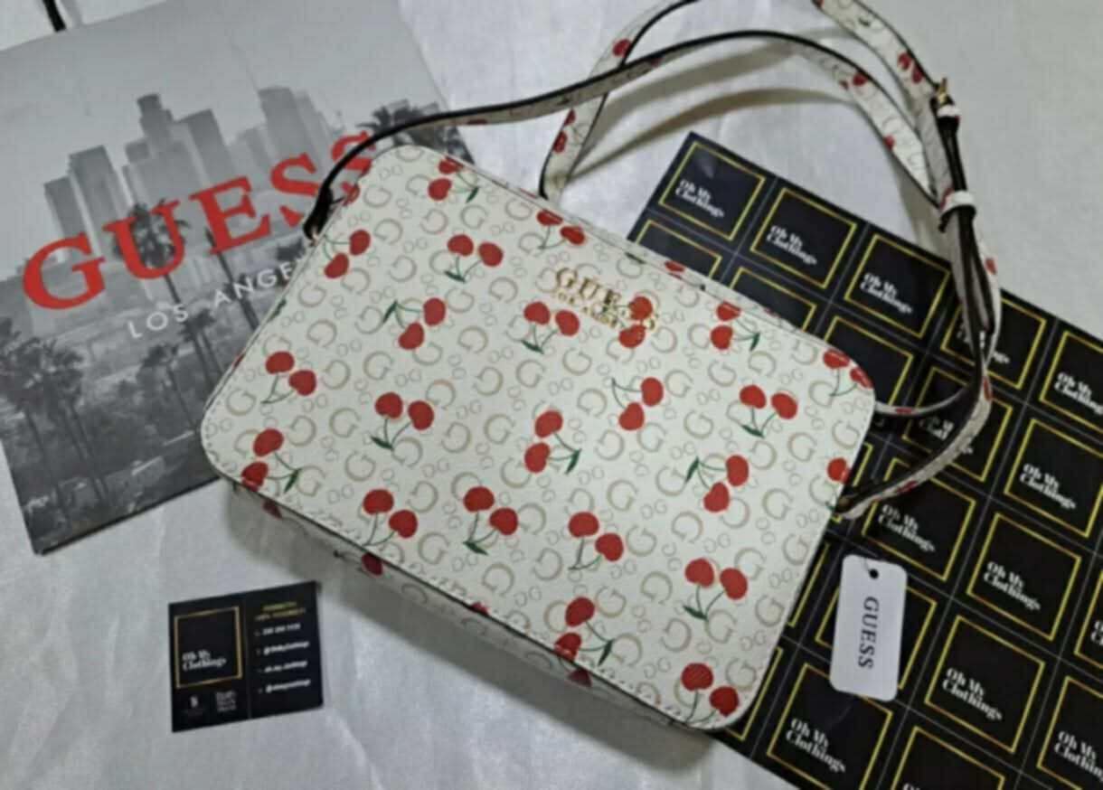 Bolso de hombro Guess con estampado de cerezas.