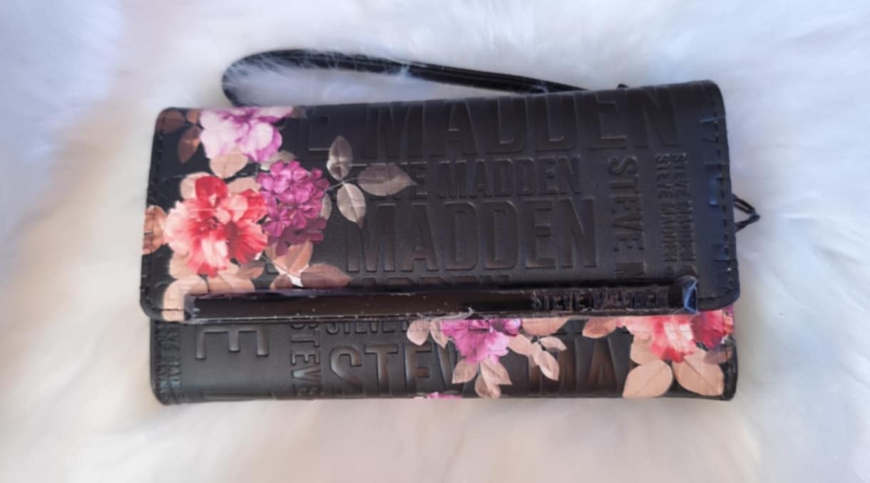 Billetera Steve Madden con relieve floral.