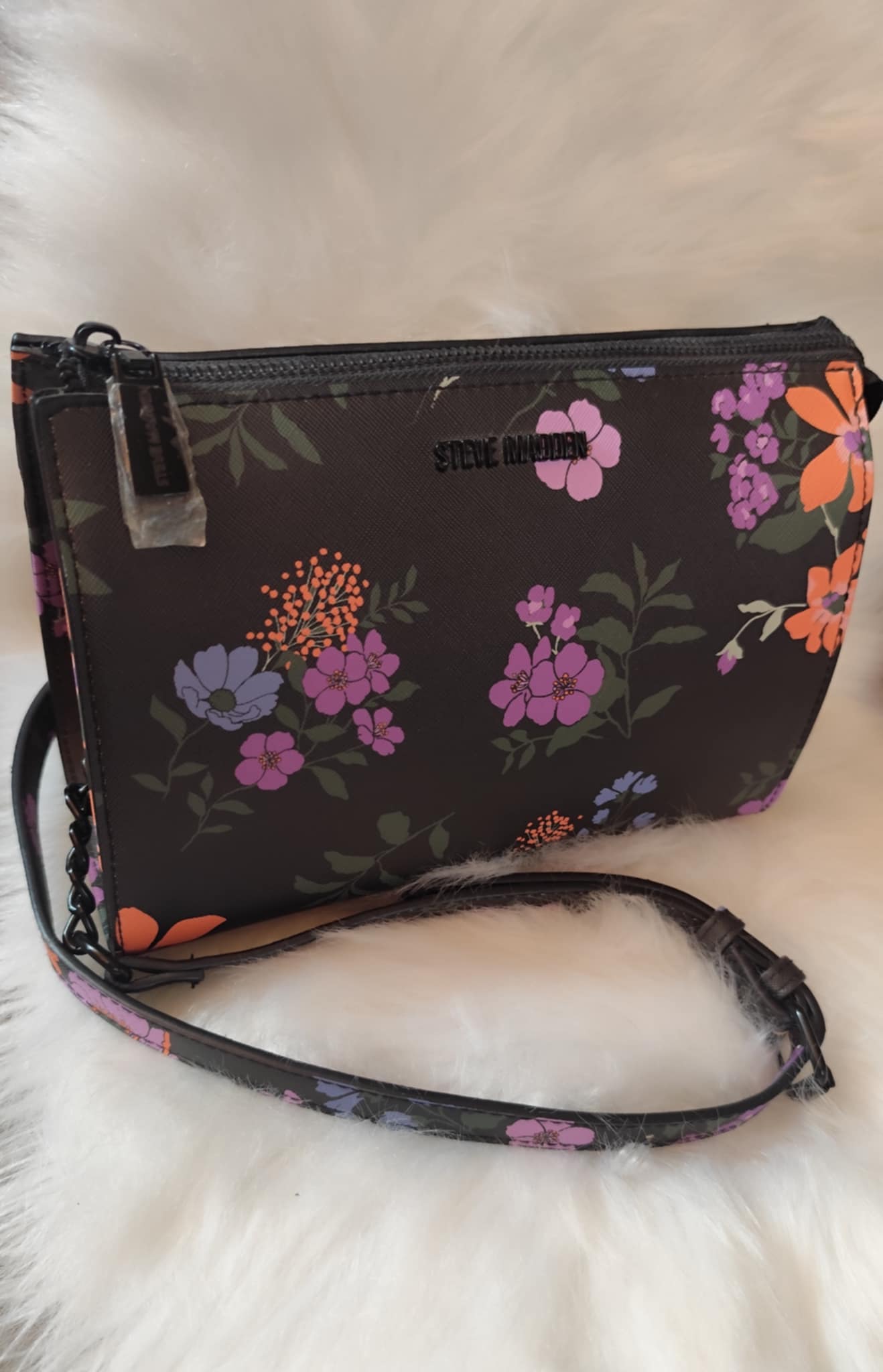 Bolso cruzado floral Steve Madden.