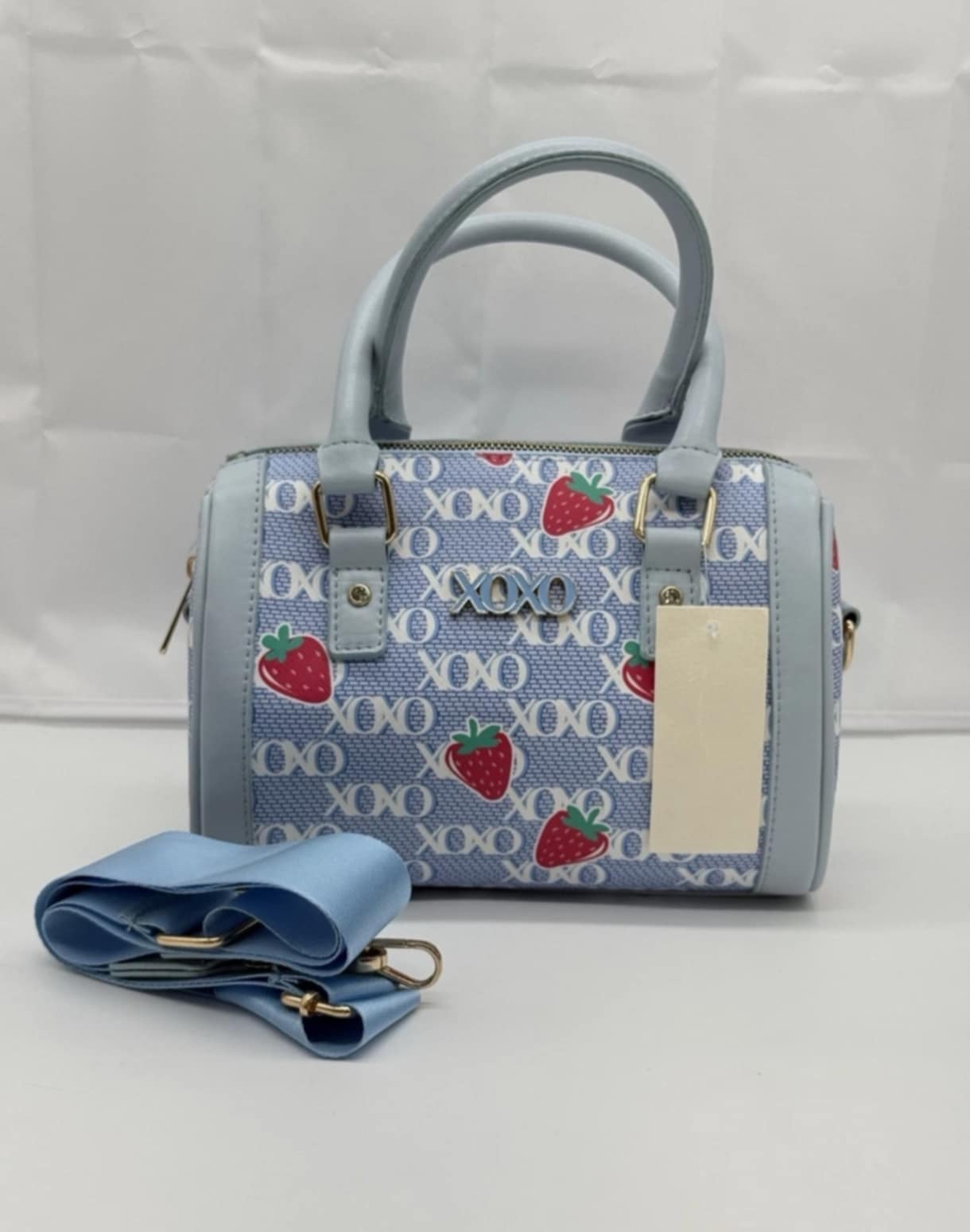 Bolso XOXO con estampado de fresas.