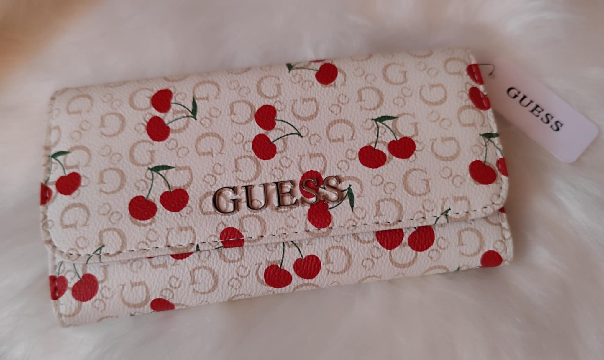 Billetera GUESS con estampado de cerezas.