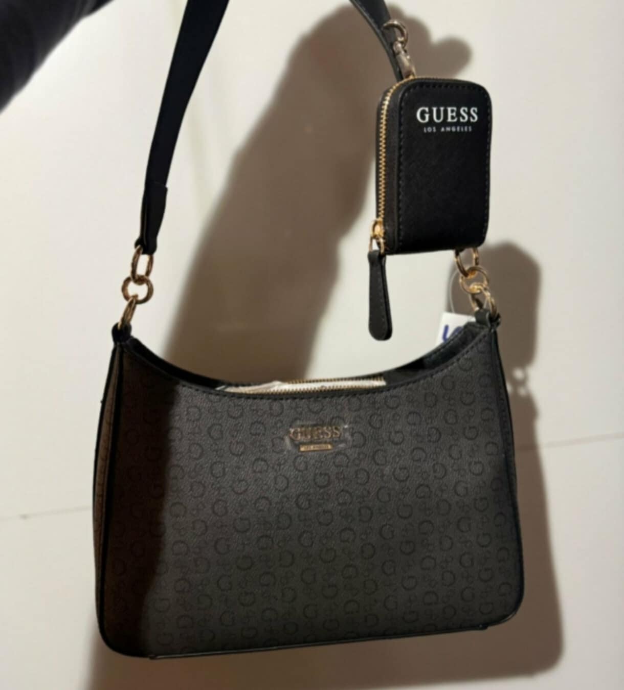 Set de bolso y billetera Guess.